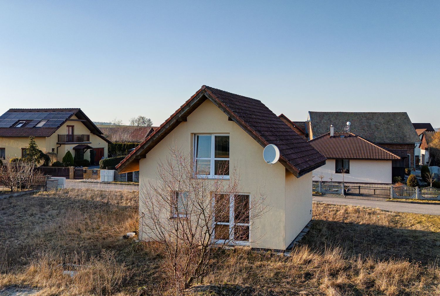 Prodej rozestavěného domu s pozemkem v Trnově - Houdkovicích - titulní obrázek--