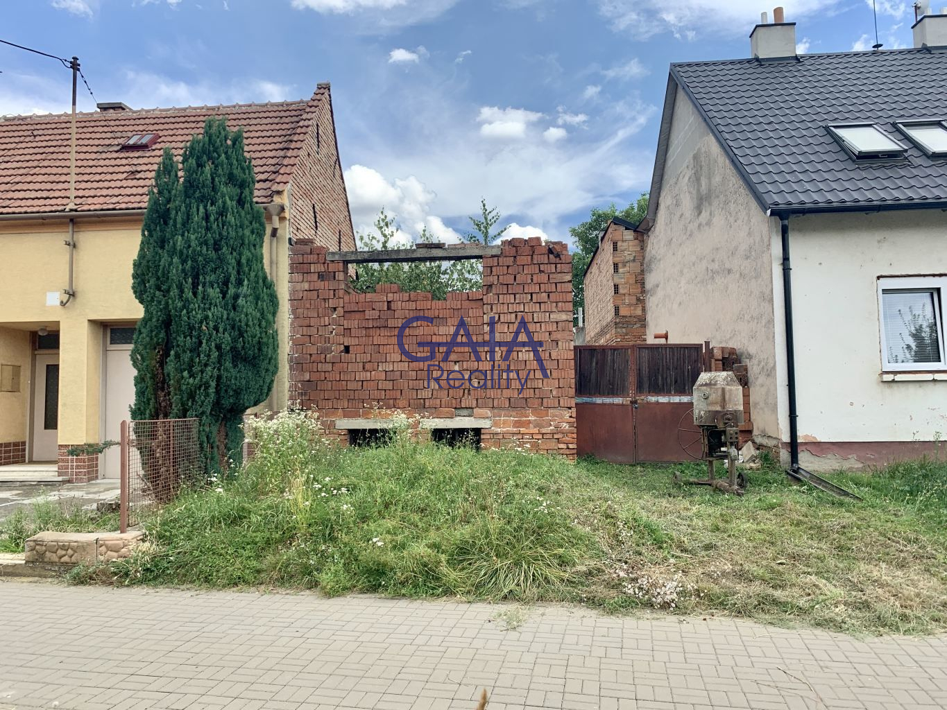 Stavební pozemek ve Veselí nad Moravou - titulní obrázek--