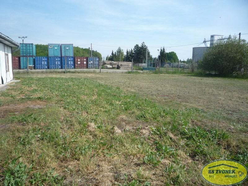 Kom. pozemek 3.105 m2, Dolnozahradská, KM - titulní obrázek--