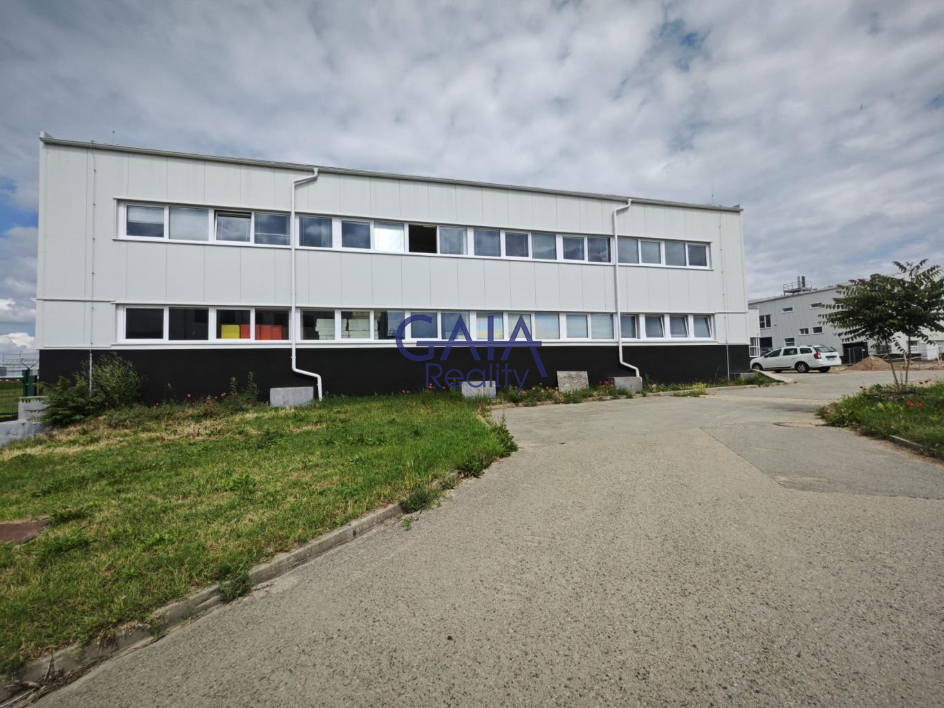 Pronájem zmodernizované haly 450 m² - titulní obrázek--