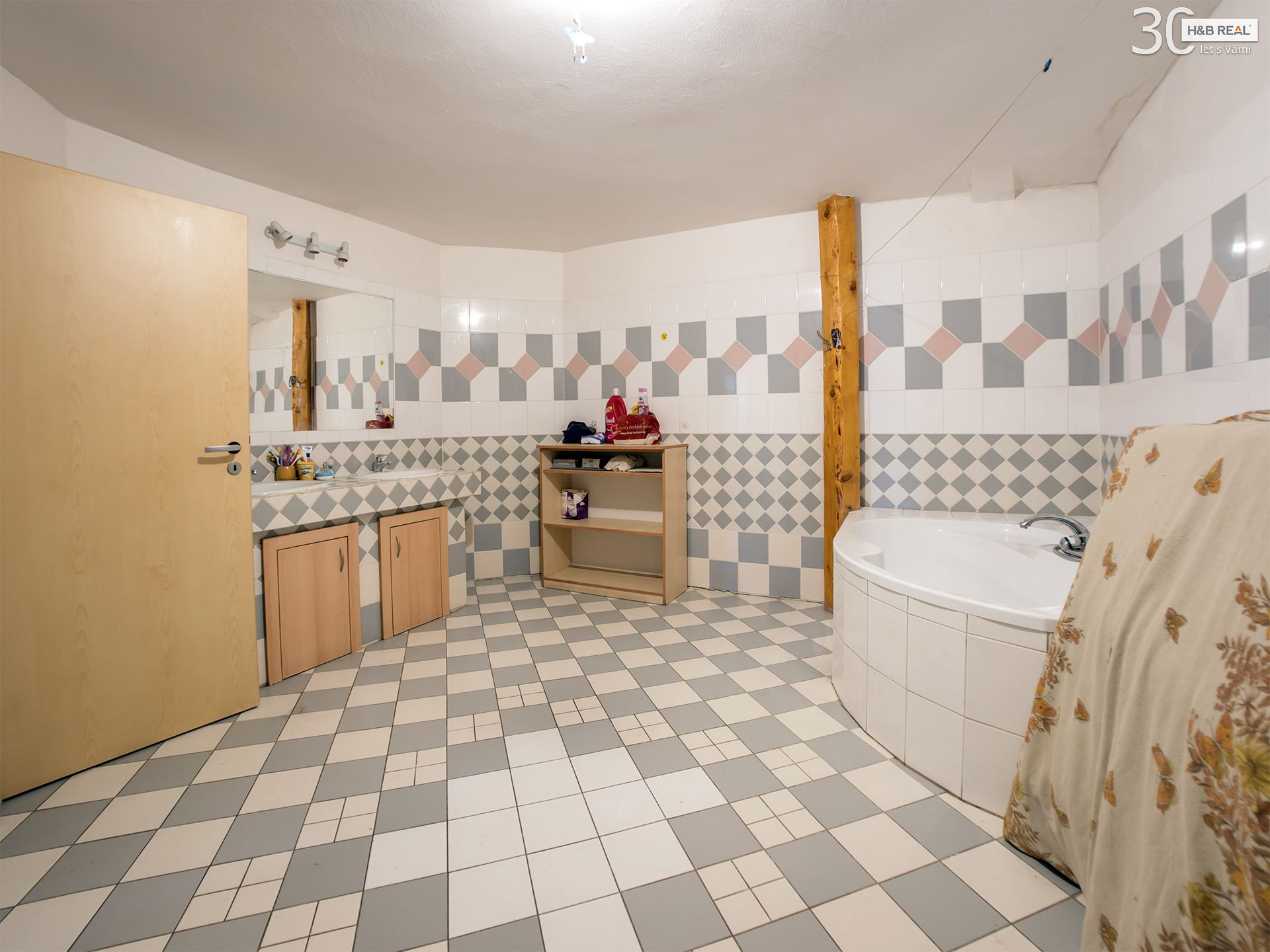 Skladový a prodejní areál okres Benešov - obrázek č.14