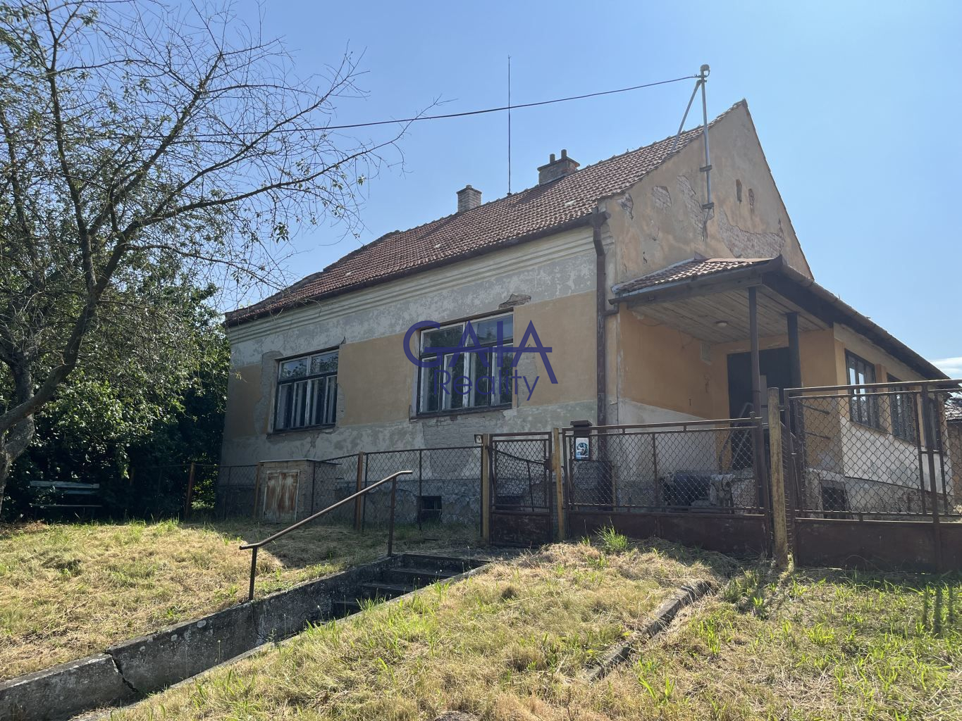 Prvorepublikový dům s možností citlivé rekonstrukce - titulní obrázek--