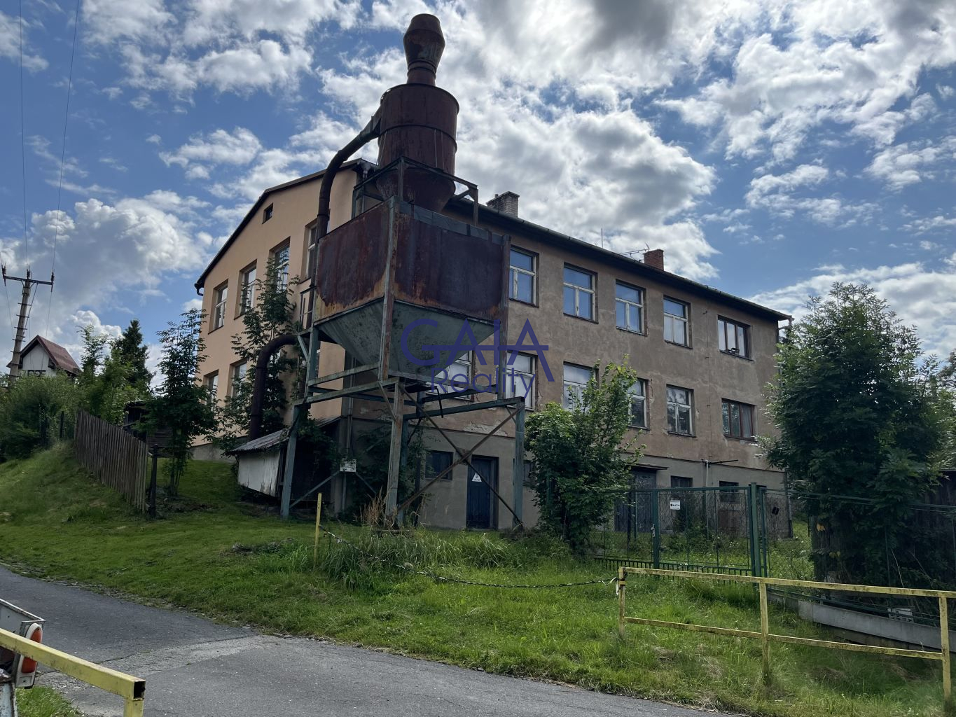 Budova s velkým potenciálem, možnost přestavby na bytový dům - titulní obrázek--