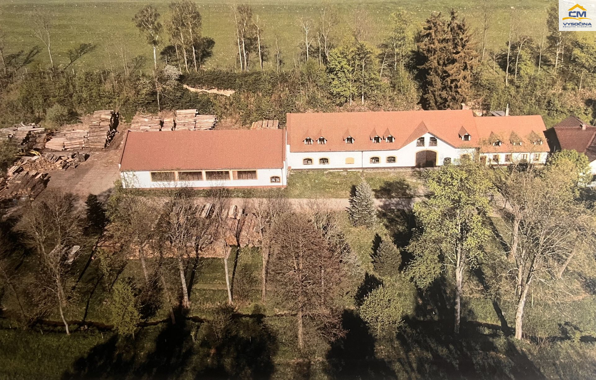 Pronájem zateplené haly v České Bělé  - titulní obrázek--