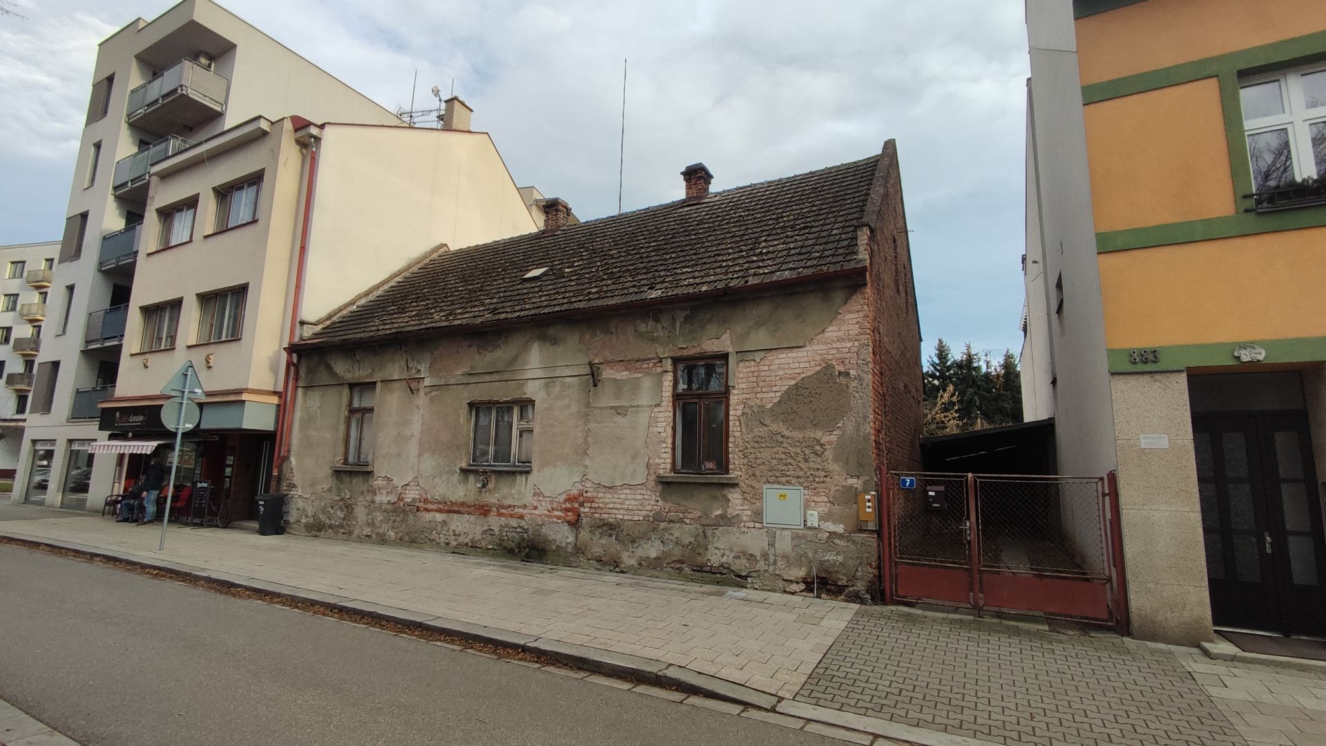 Starší RD s pozemkem 612m2 v centru Hradce Král.- Horova ul. - obrázek č.2