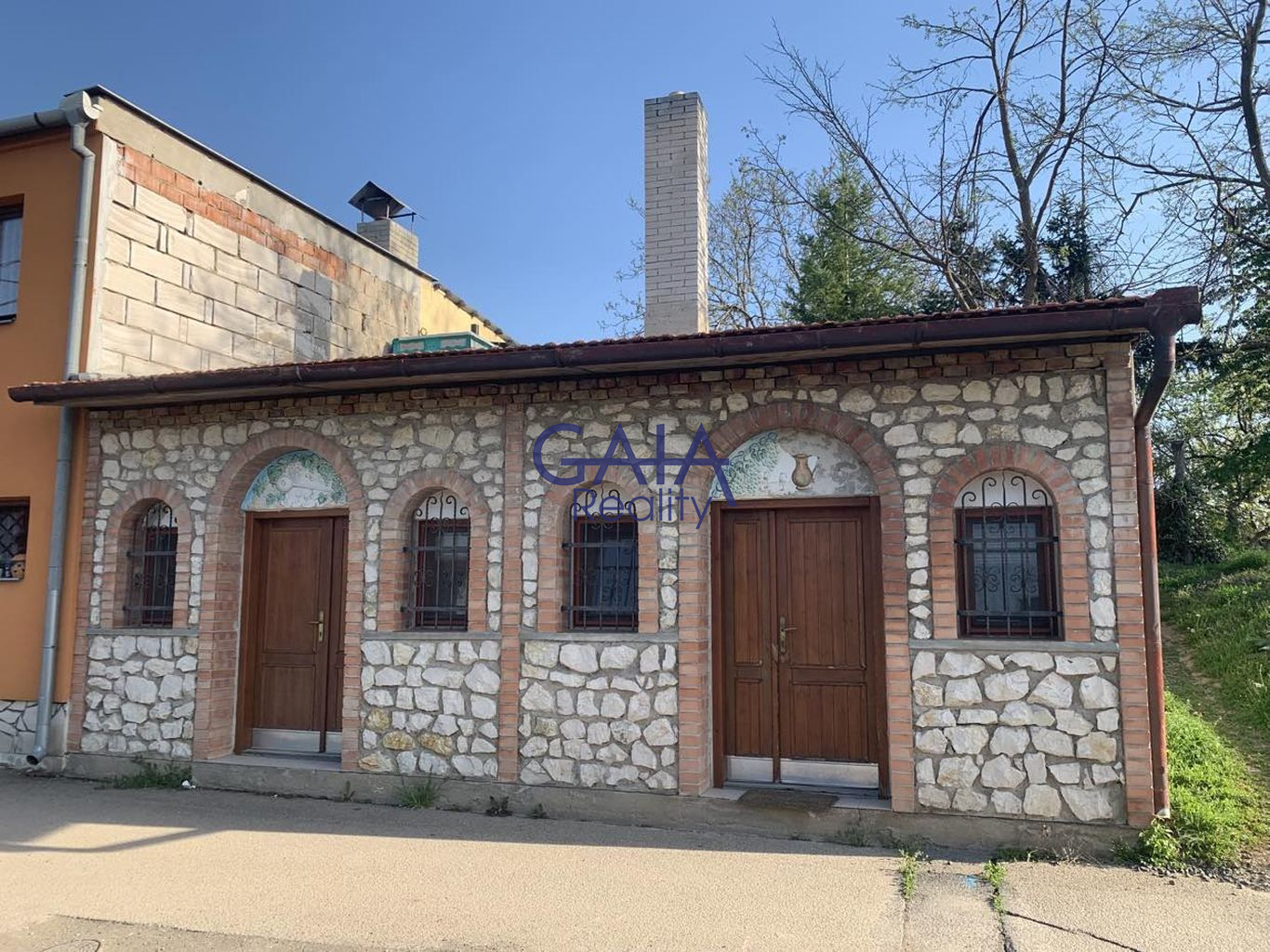 Prodej vinného sklepa s menší zahrádkou - titulní obrázek--