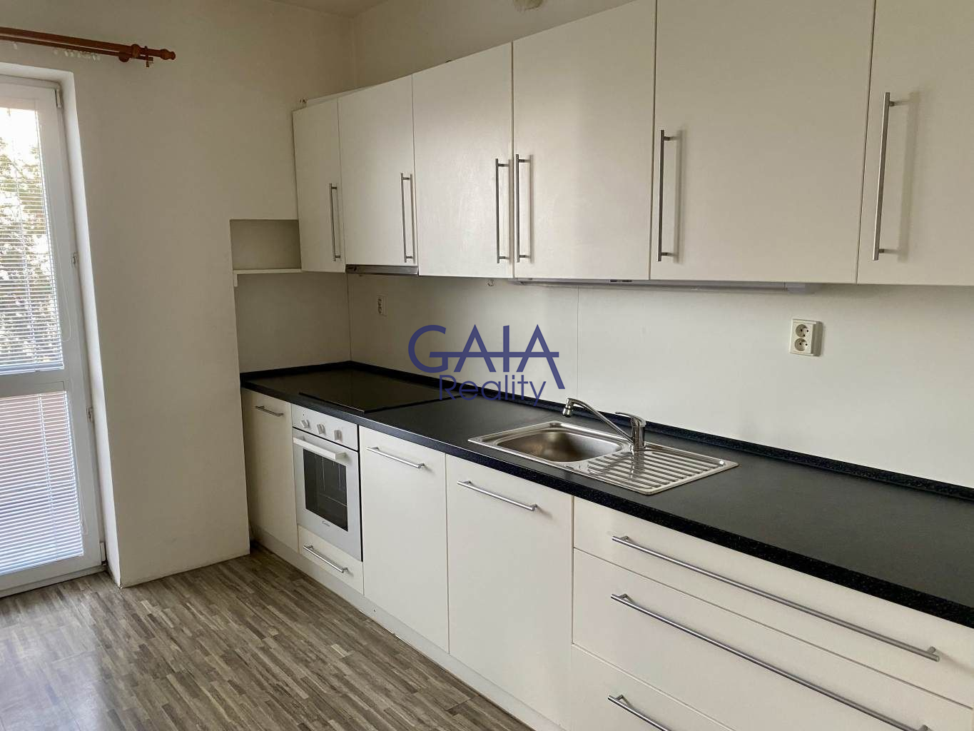 Pronájem prostorného bytu 2+1 (73 m²) blízko centra - titulní obrázek--