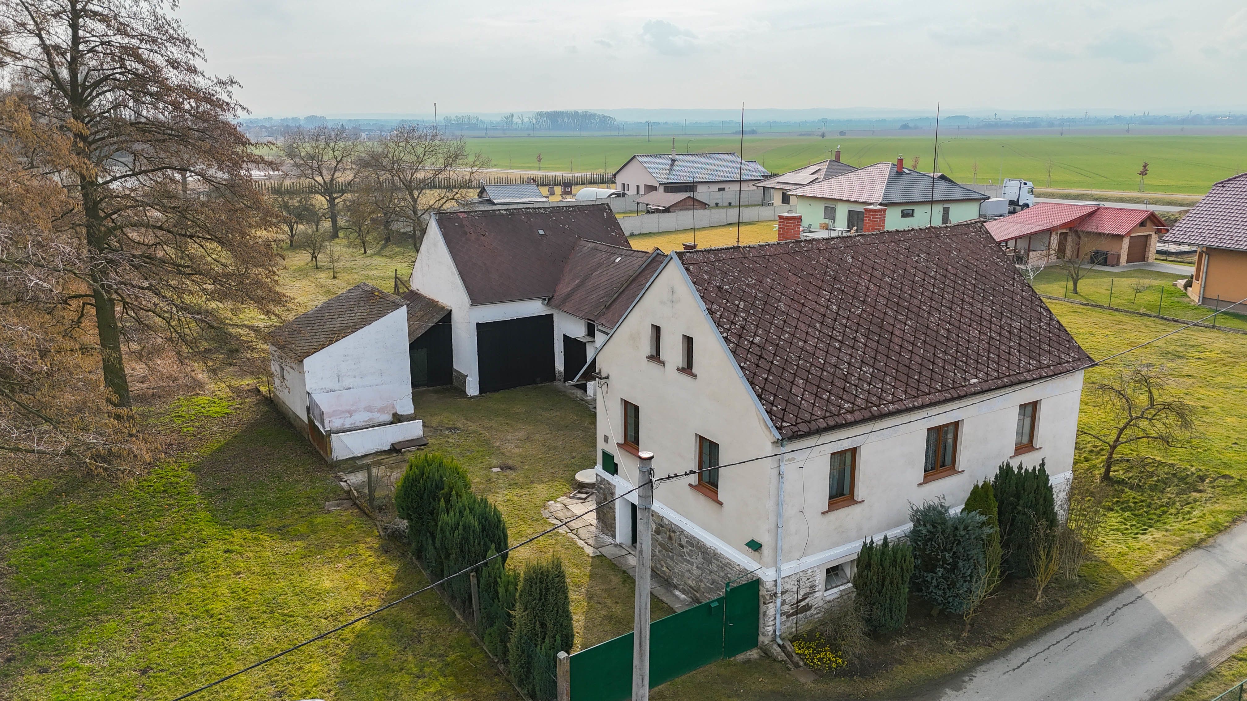 Prodej rodinného domu s hospodářským zázemím v Haukovicích - titulní obrázek--