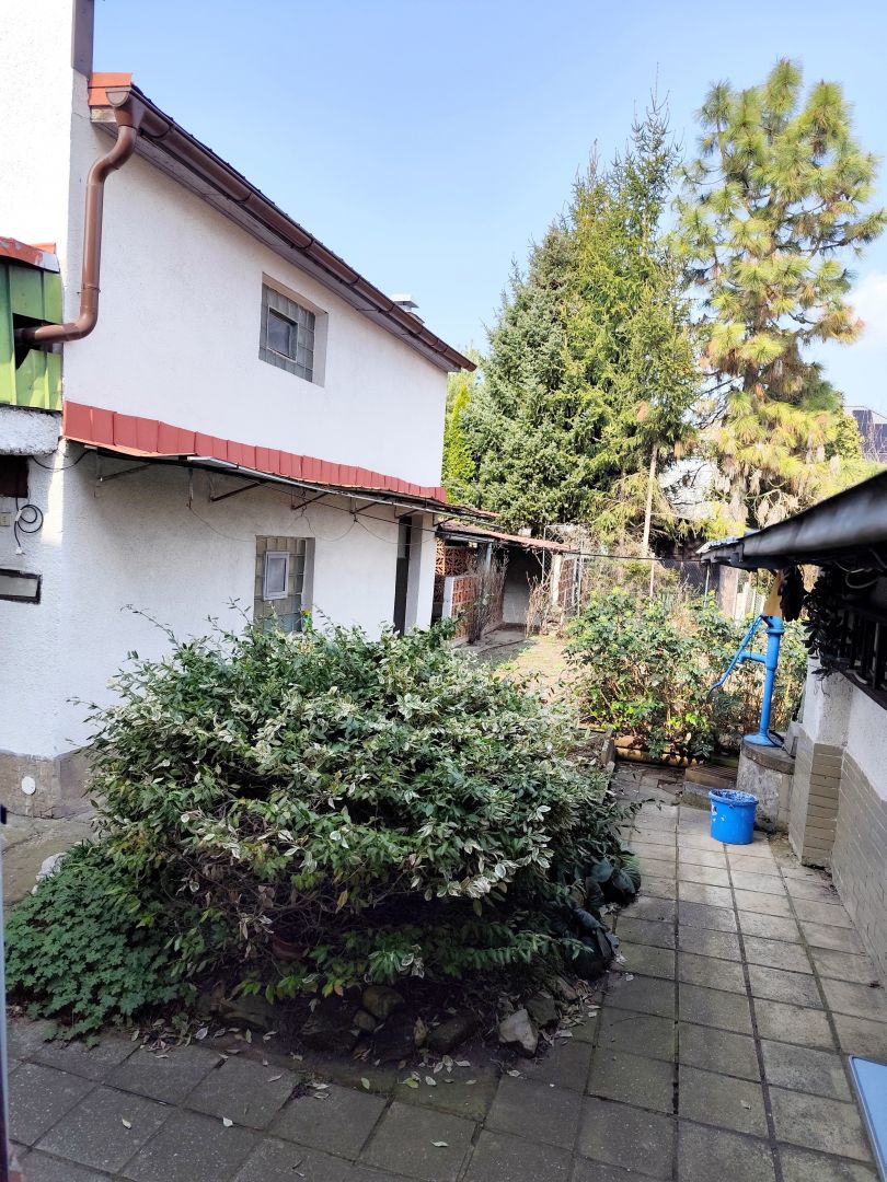 RD na okraji Hradce Králové, klidná čtvrť Svobodné Dvory. - obrázek č.21