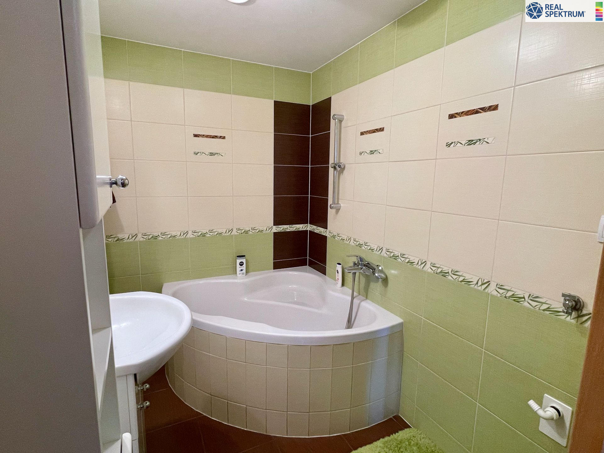 Exkluzivní byt 2+KK s dvěma terasami, klimatizací a garáž.st - obrázek č.12