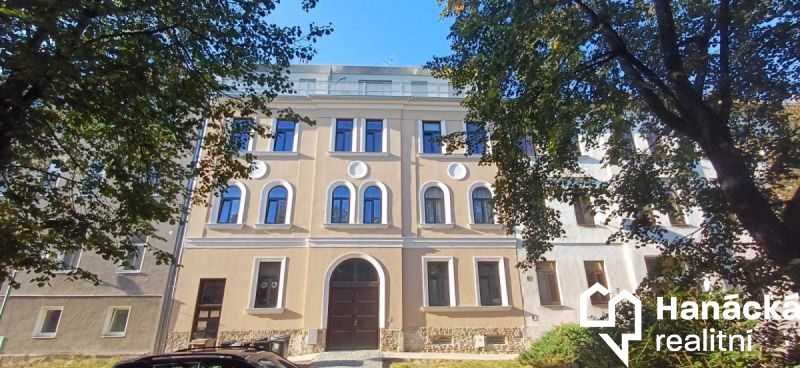 Pronájem cihlového bytu 3+1 v Olomouci, ulice Fibichova - titulní obrázek--