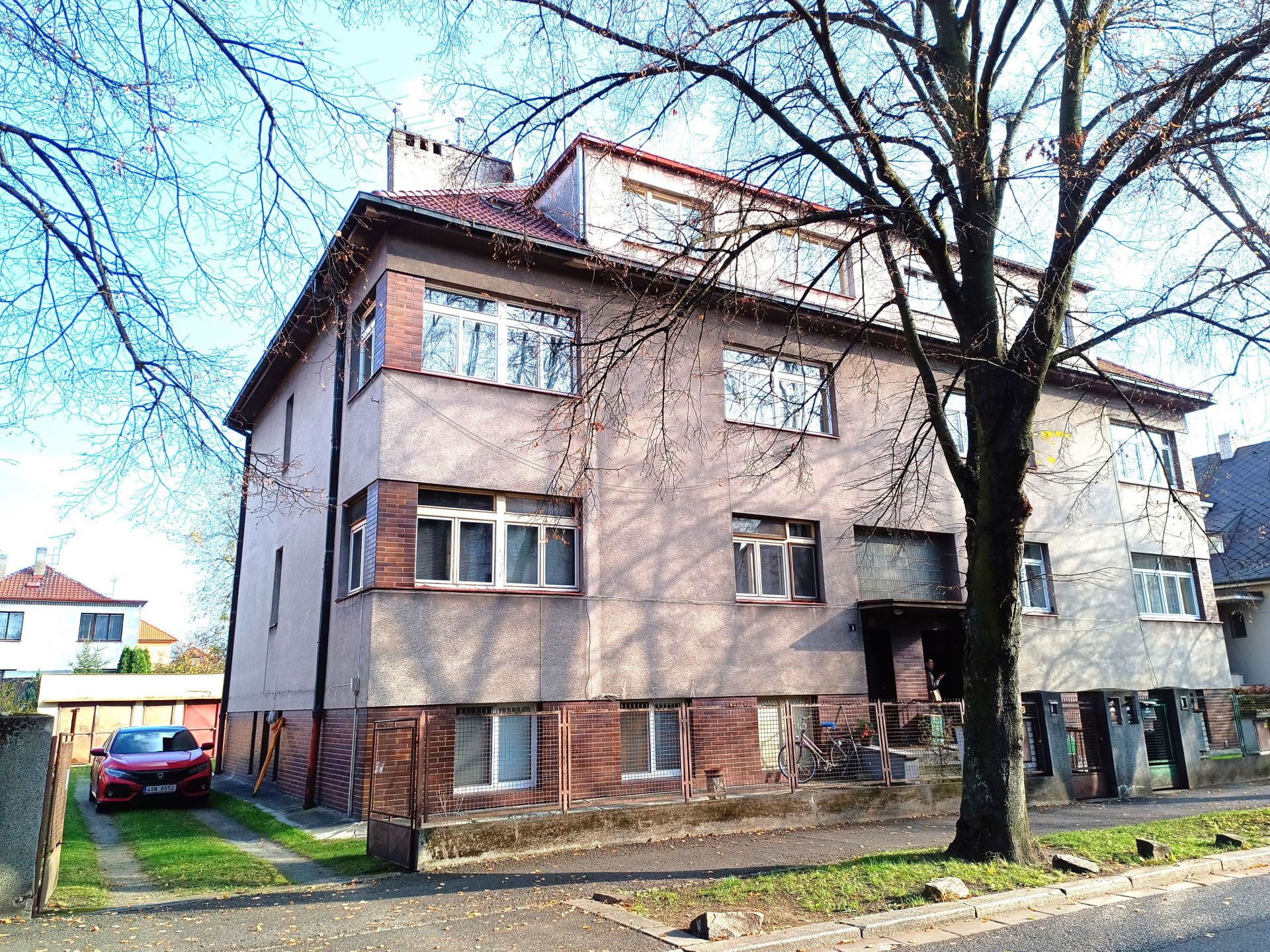 Byt 3+1 s lodžií, sklepem, kolnou a oploceným dvorem - titulní obrázek--