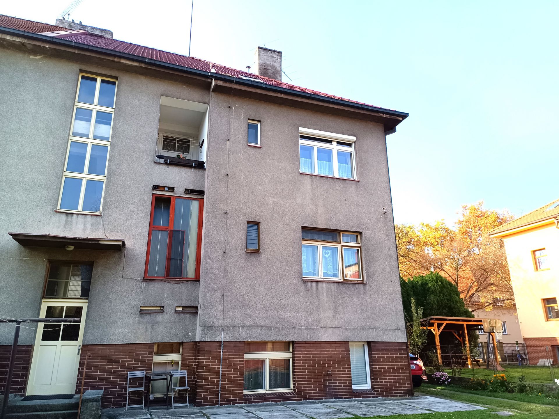 Byt 3+1 s lodžií, sklepem, kolnou a oploceným dvorem - obrázek č.2
