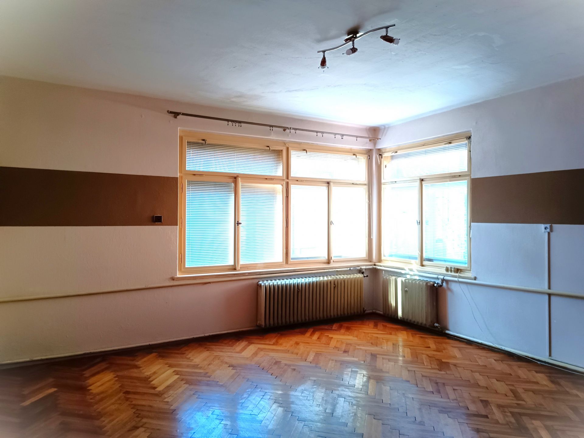 Byt 3+1 s lodžií, sklepem, kolnou a oploceným dvorem - obrázek č.3