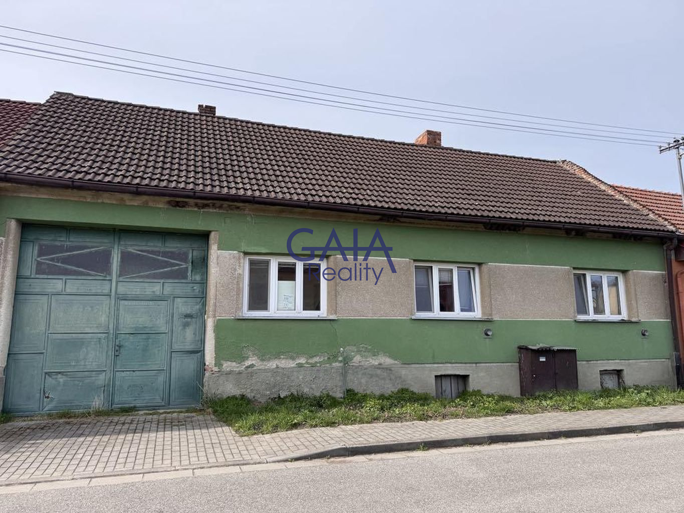 Rod. dům 4+2 se dvěma byt. jednotkami a velkou zahradou - titulní obrázek--