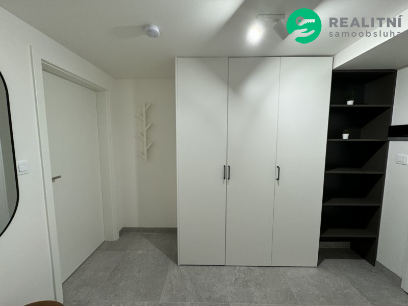 Stylový loft 2+kk po designové rekonstrukci na Kubánském náměstí - obrázek č.11