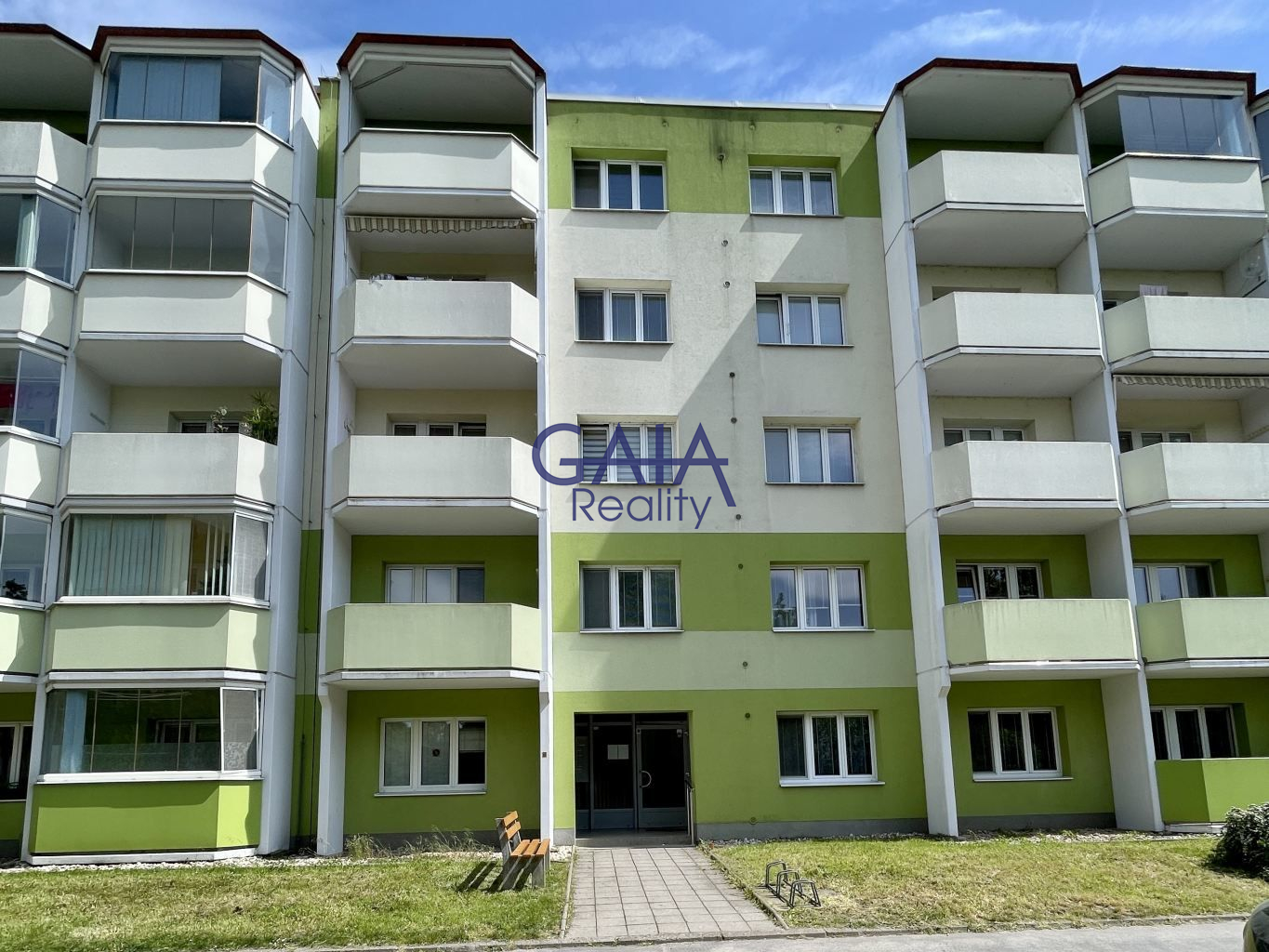 Hezký byt s lodžií v klidné části města - titulní obrázek--