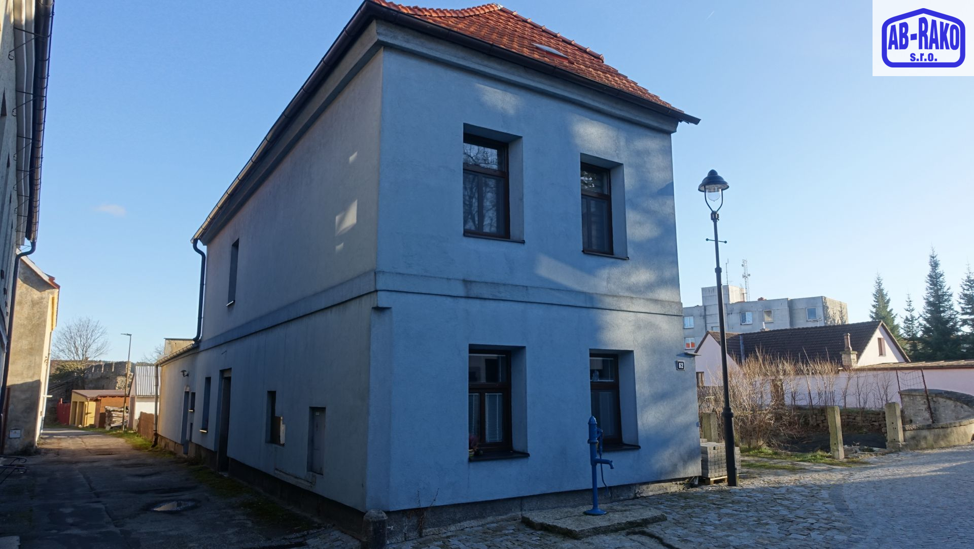 Netradiční zmodernizovaný RD u centra N. Bystřice - titulní obrázek--