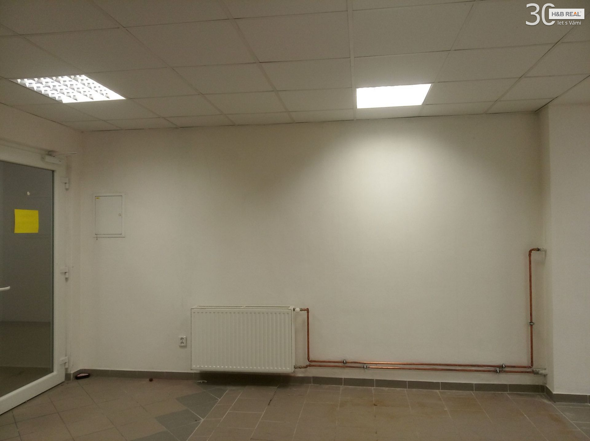 Pronájem komerčního prostoru (obchod, 43m2, Hranice) - titulní obrázek--