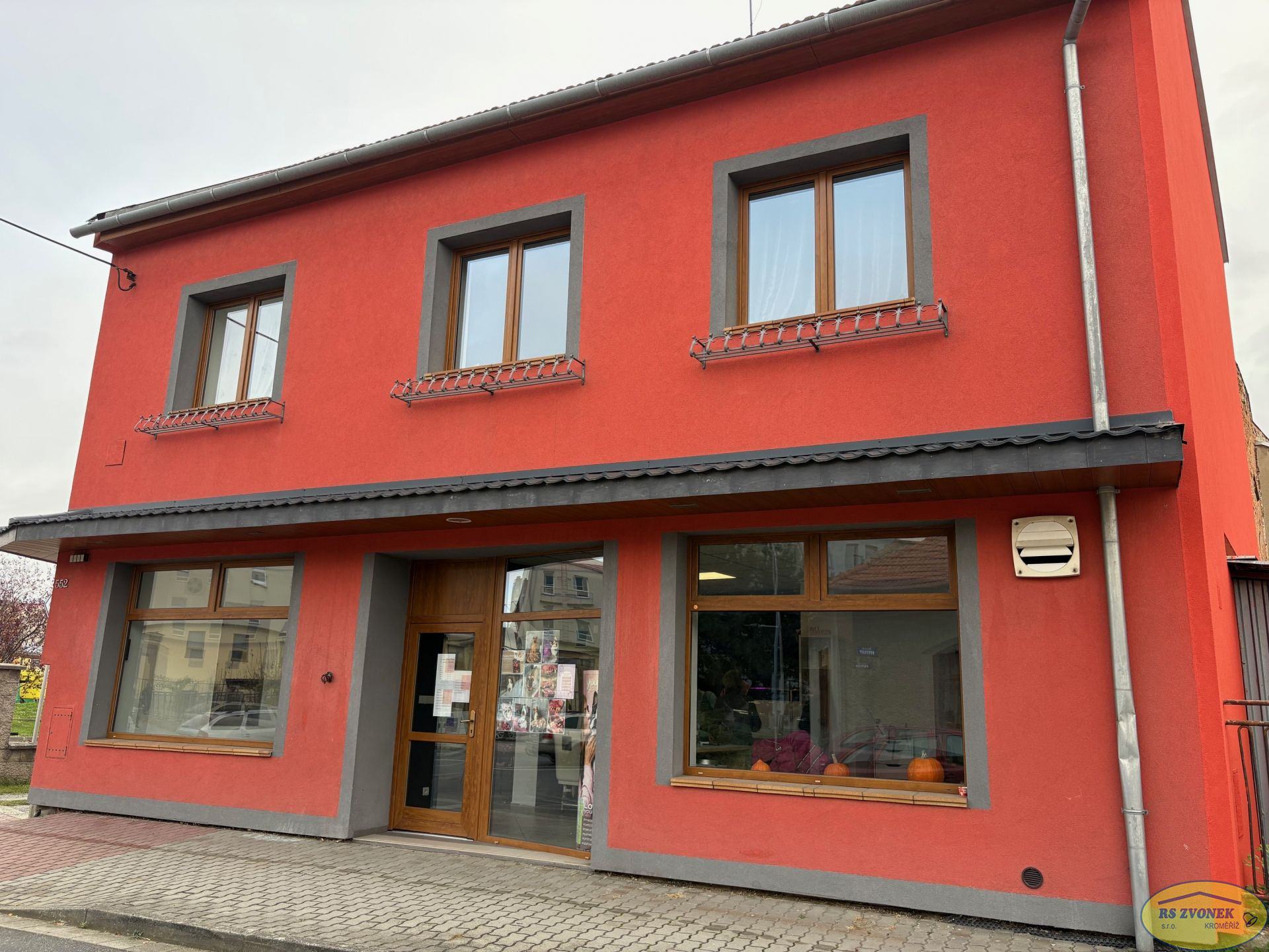 Prodej domu Bystřice pod Hostýnem, 2x byt a obchod - titulní obrázek--