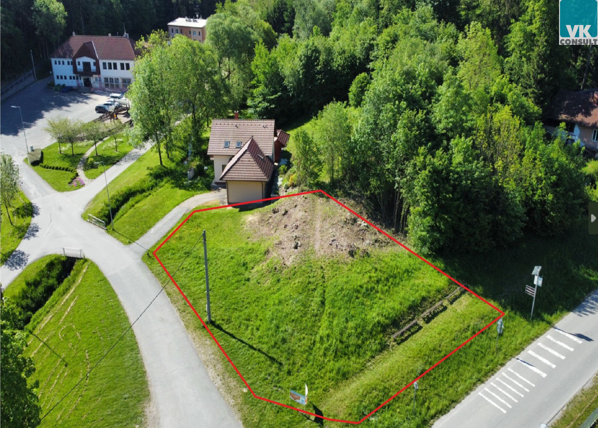 Prodej pozemku 1001 m2 k bydlení v obci Horní Újezd - titulní obrázek--