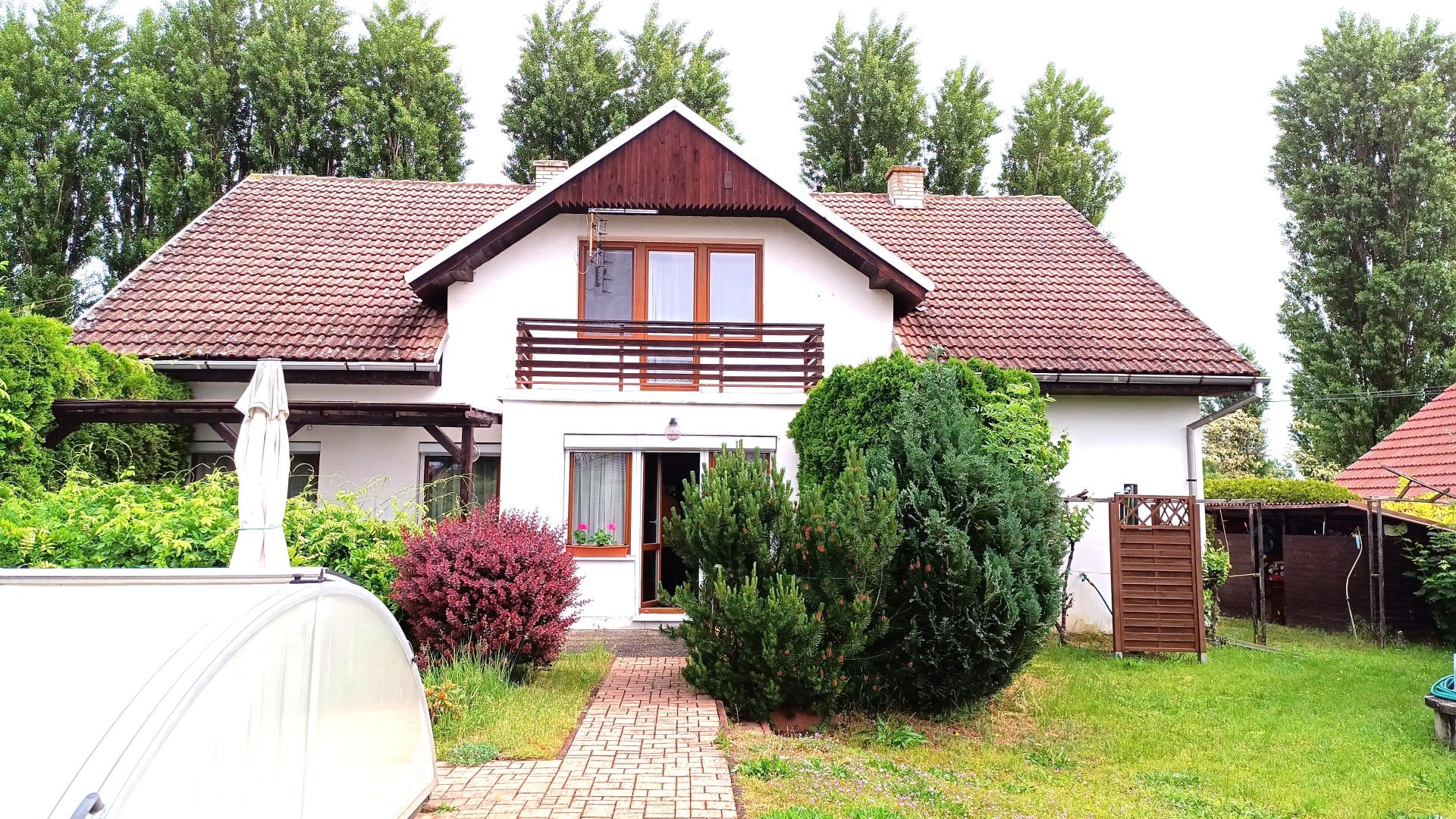 Velký RD 5+1 se 2 koupelnami a bazénem ve Vrbové Lhotě - titulní obrázek--