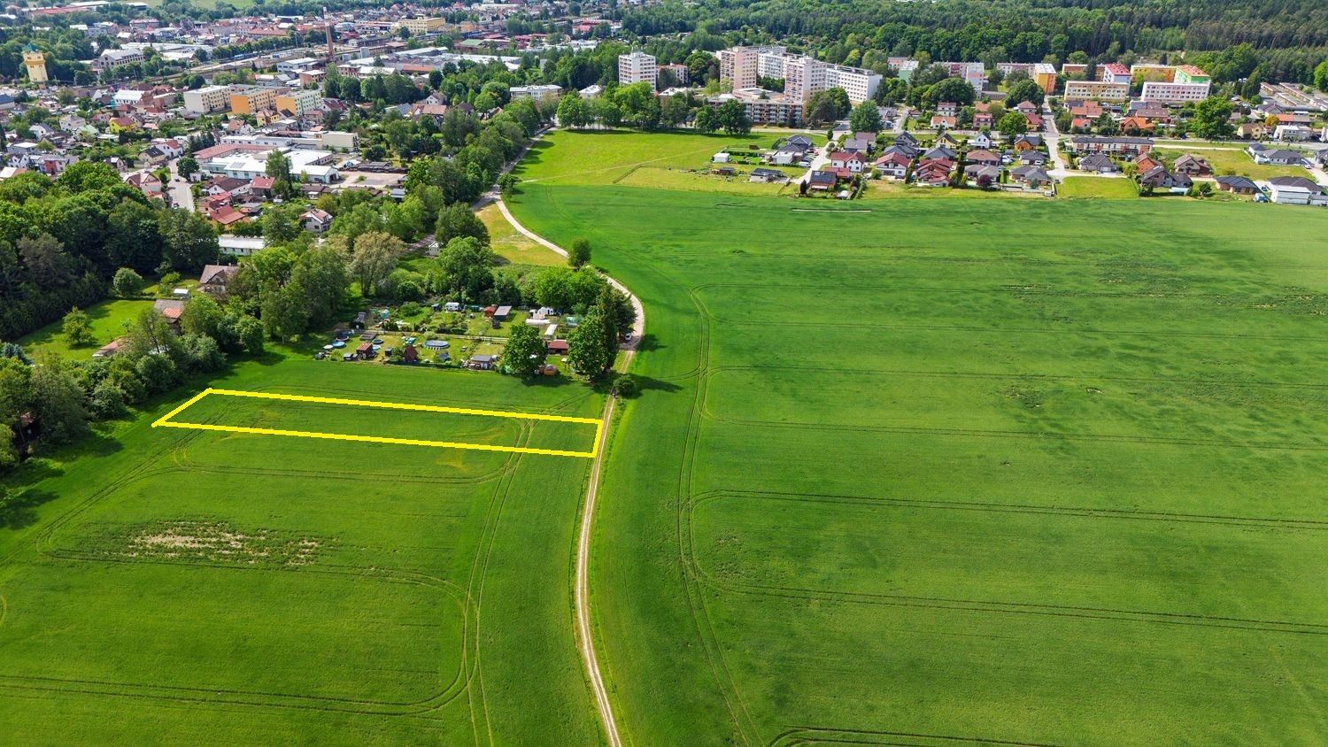 Podíl o velikosti 1/2 na pozemku v Týništi nad Orlicí . - titulní obrázek--