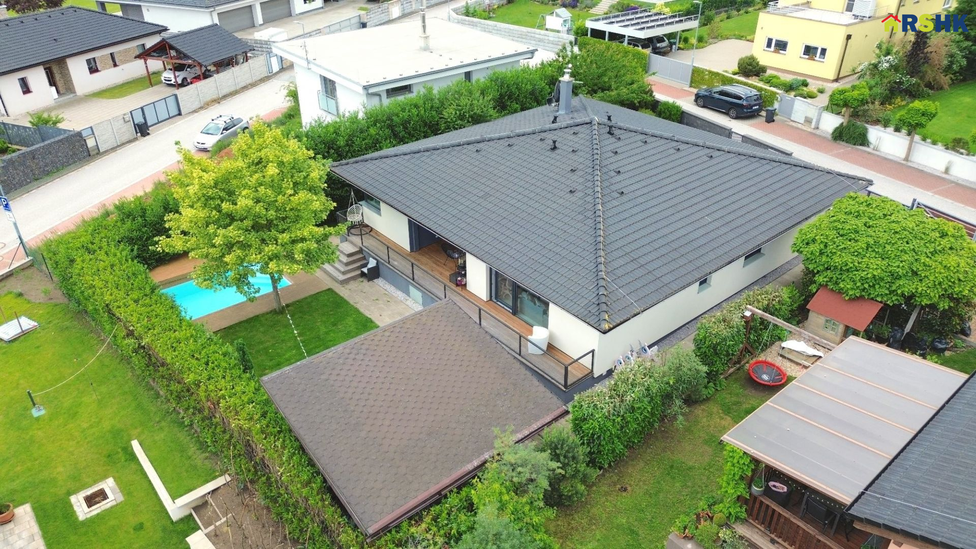 Nadstandardní rodinný dům ve Stěžírkách s menší zahradou - obrázek č.1