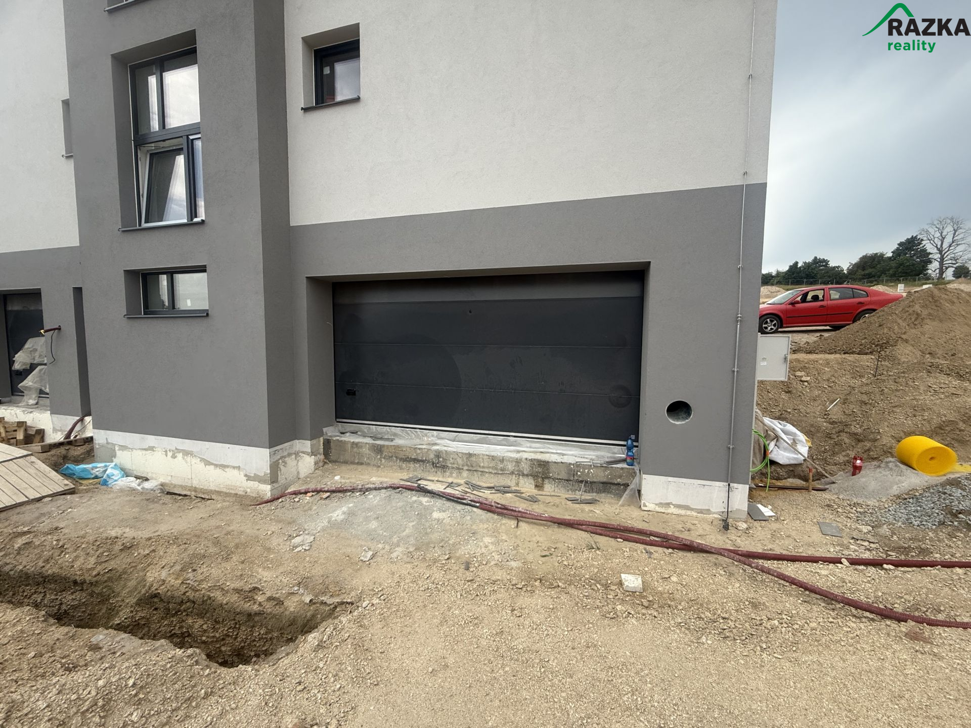 Dvougaráž s elektřinou v nově vznikající lokalitě Palackého - titulní obrázek--