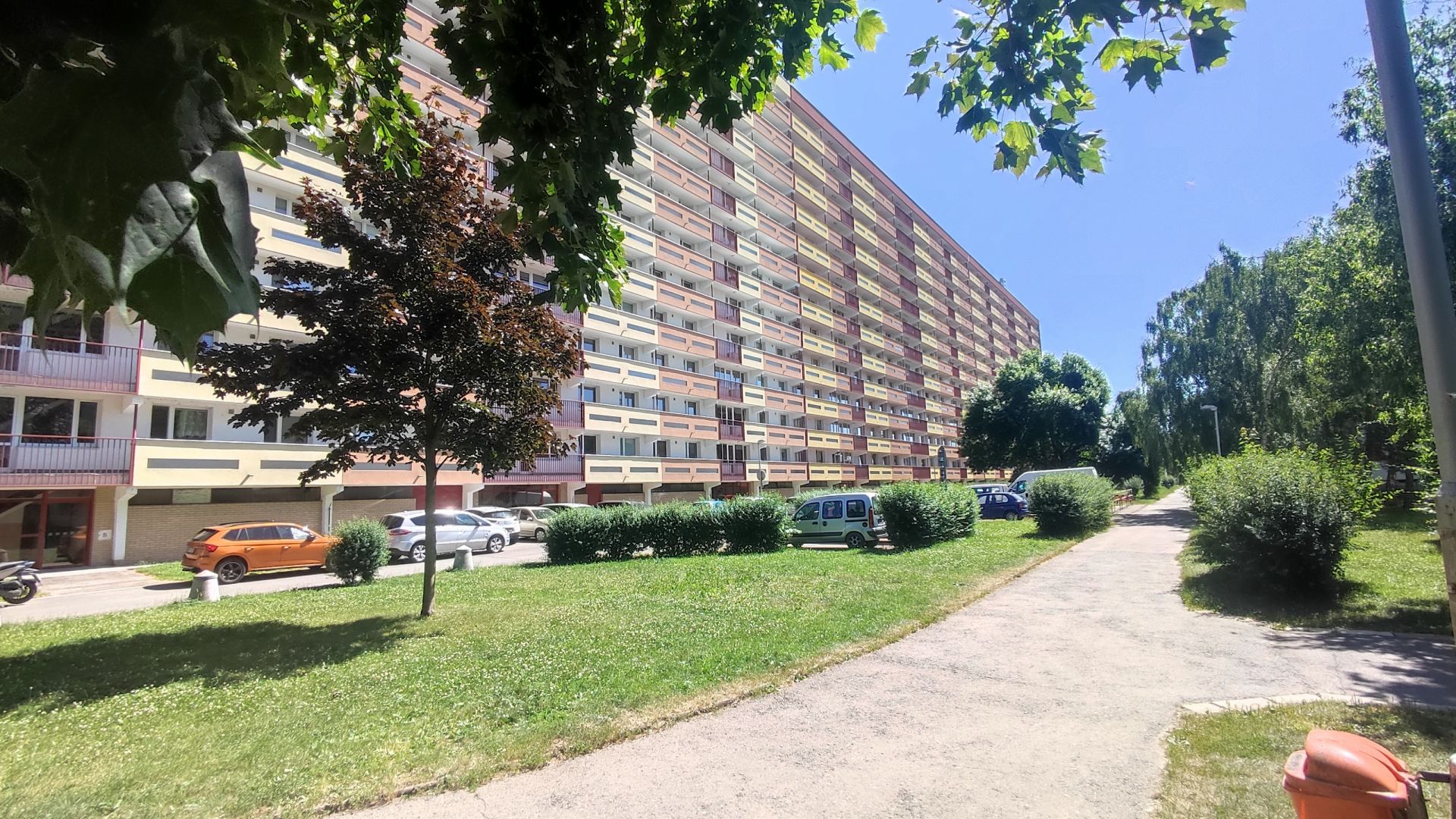 Pronájem bytu 1+kk/L (37m2) v Hradci Král.-Jungmannova ul. - titulní obrázek--