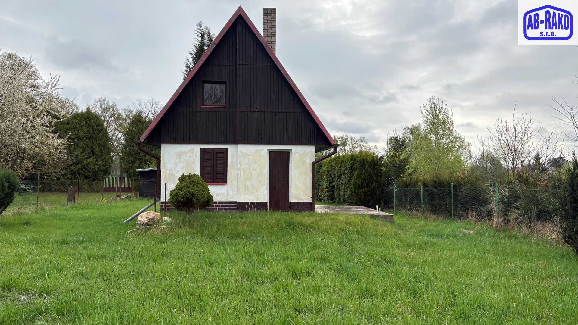 Zděná chata se vééélkou zahradou za Novou Včelnicí - titulní obrázek--