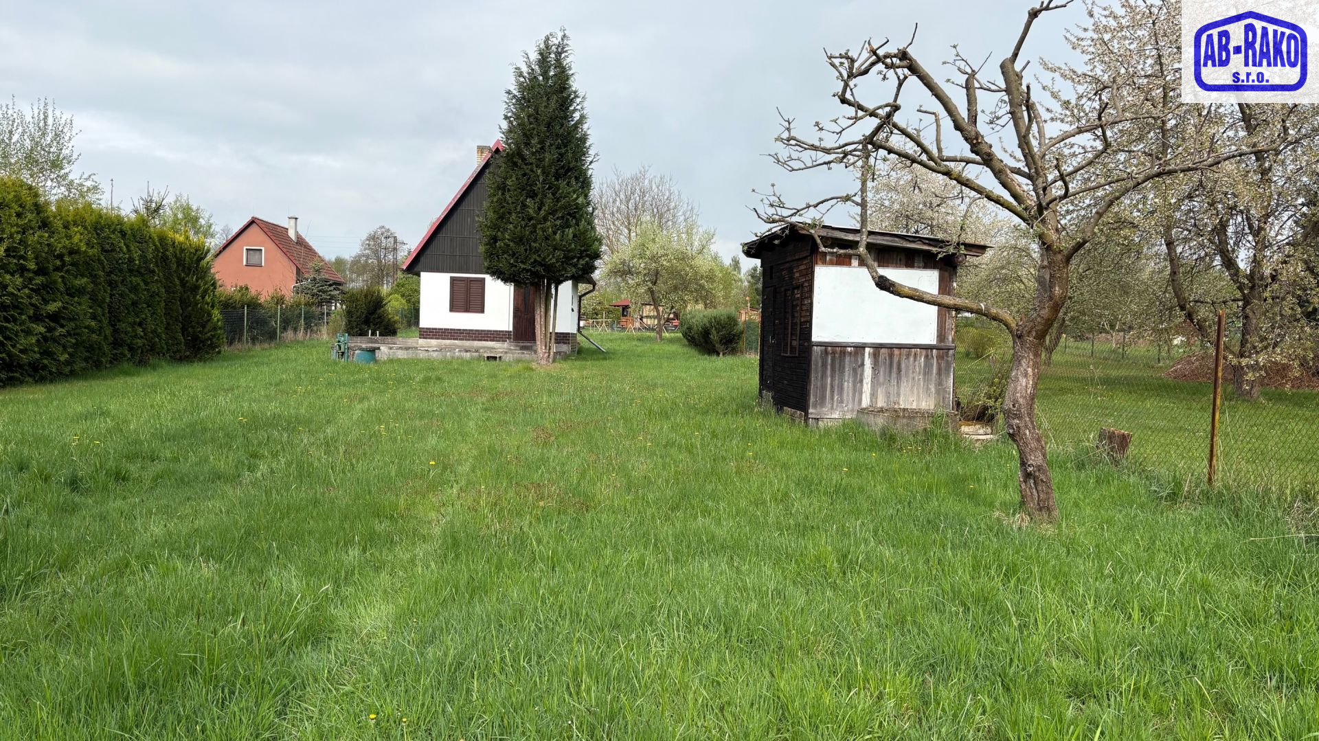 Zděná chata se vééélkou zahradou za Novou Včelnicí - obrázek č.14