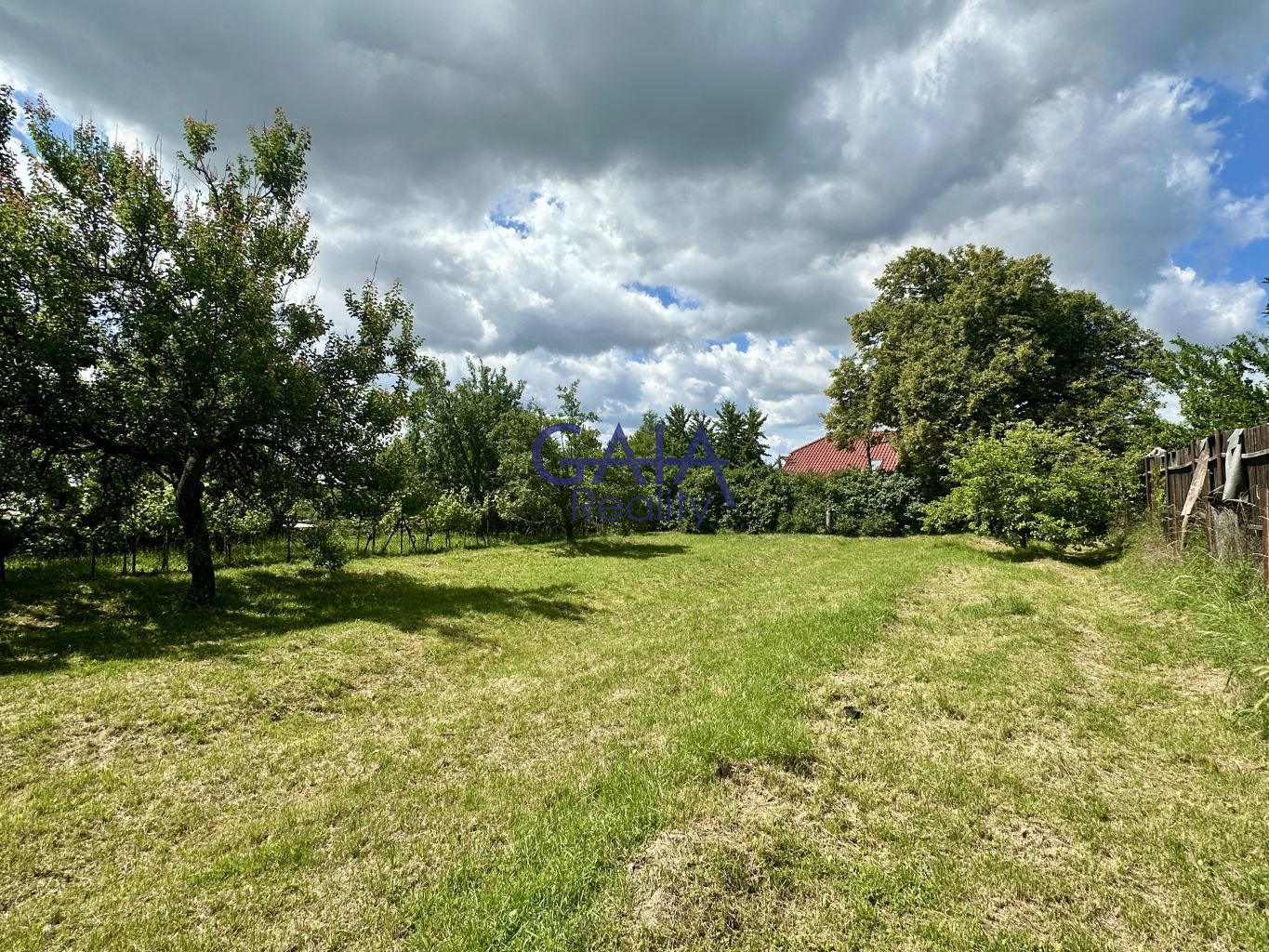 Stavební pozemek v Bukovanech - titulní obrázek--