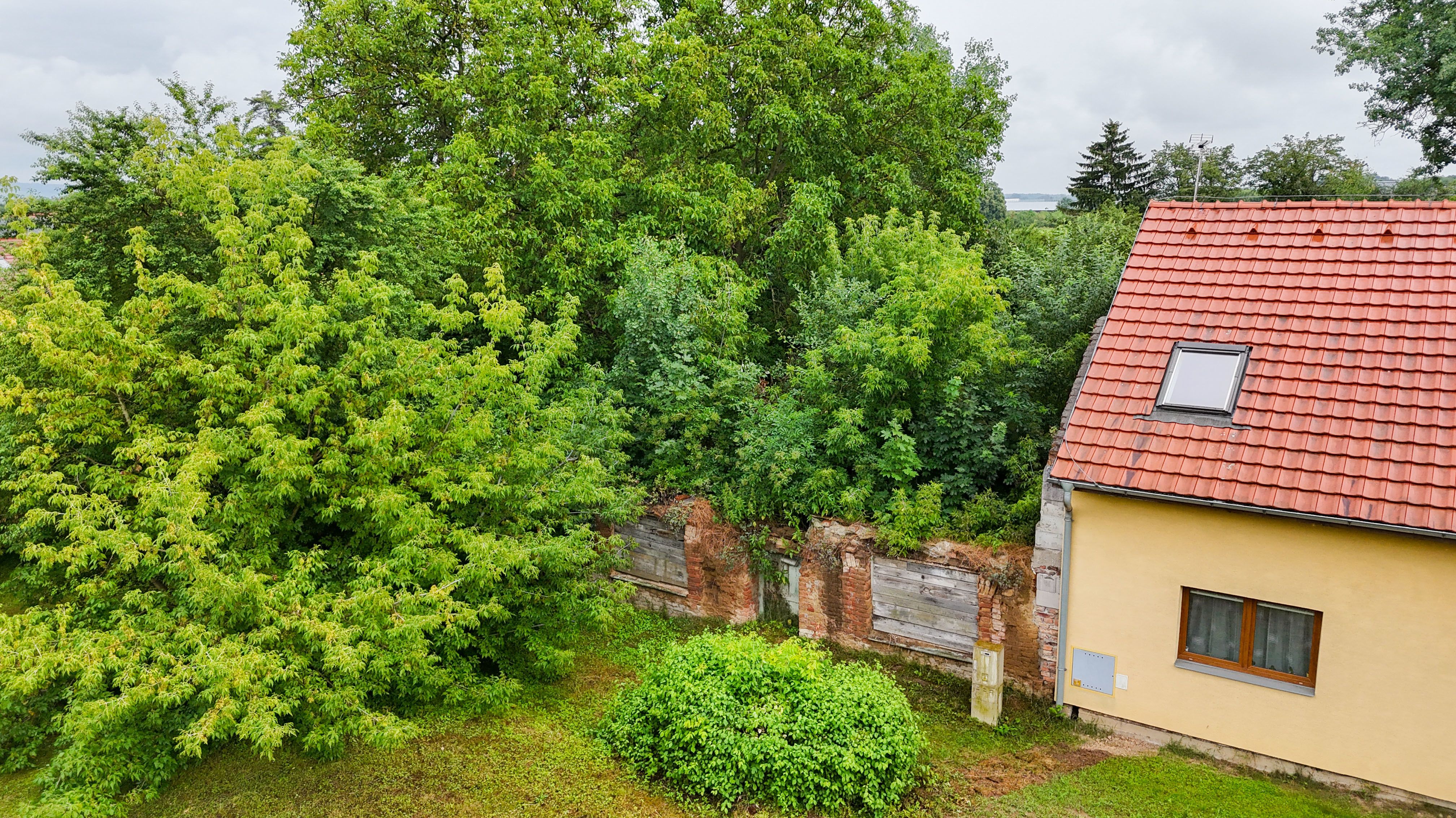 Podíl 2/3 na stavební pozemku v Olomouci, ulice Božkova - titulní obrázek--