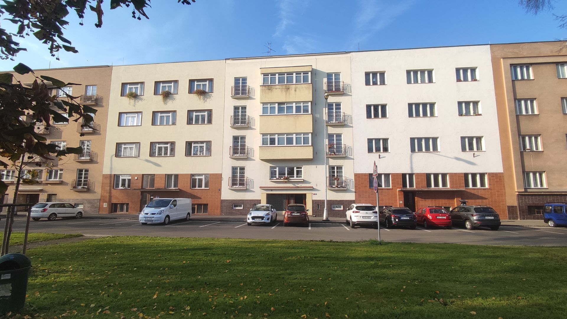 Pronájem bytu 2+1/B (64m2) v centru HK - Smetanovo nábřeží - titulní obrázek--
