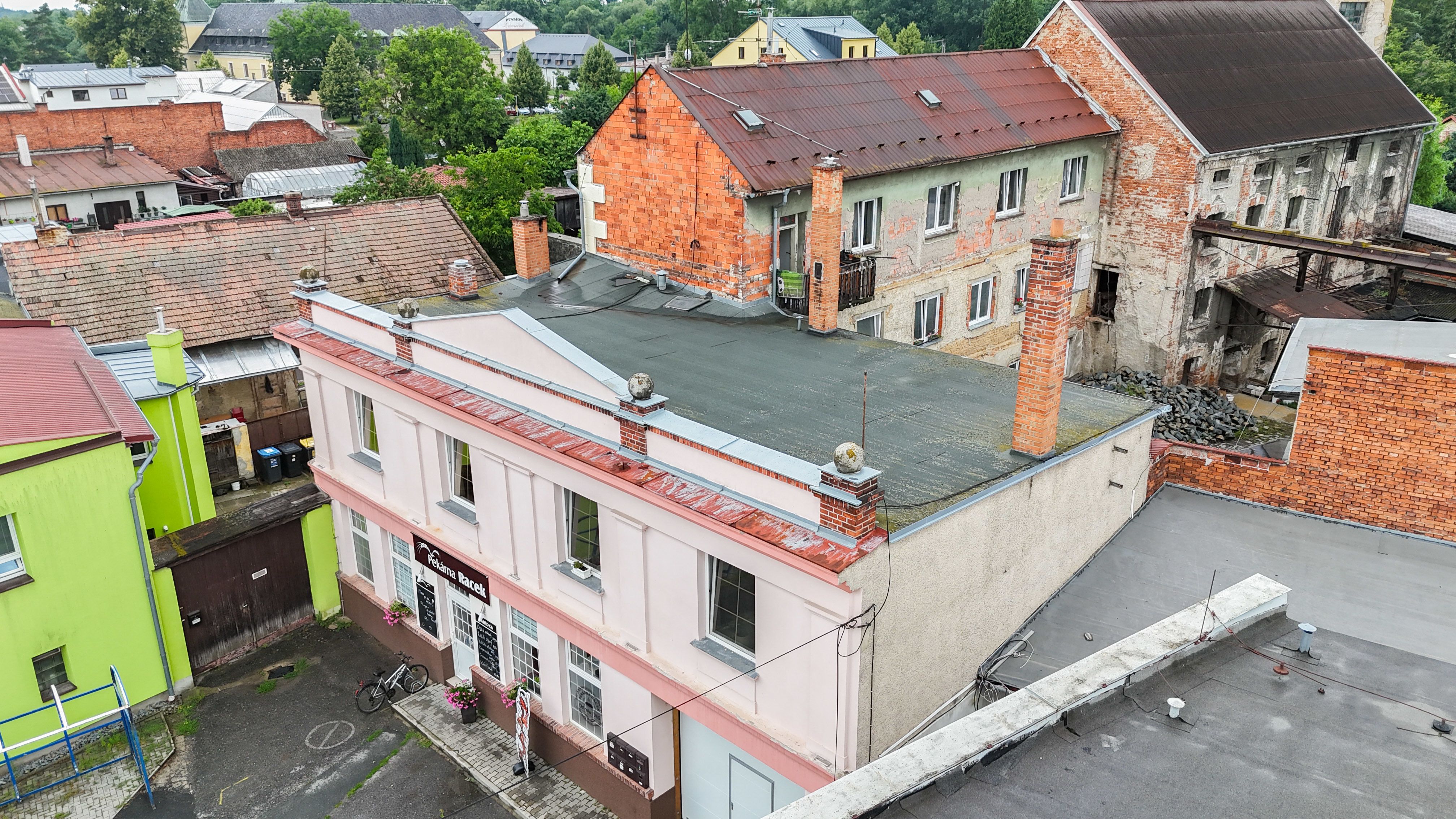 Prodej objektu s pěti byty a prodejnou ve Velké Bystřici - titulní obrázek--