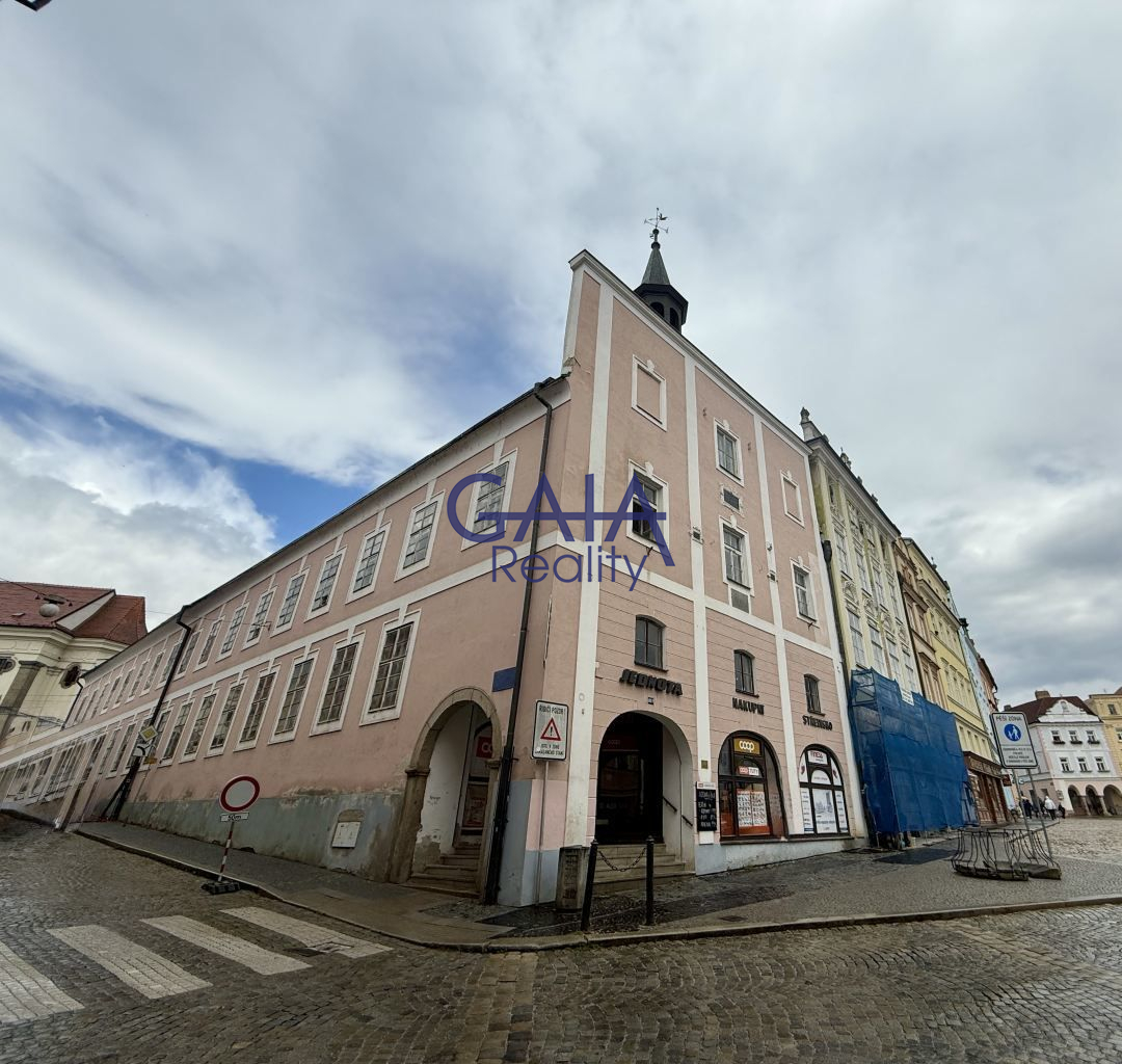 Historický dům „Masné krámy“ na náměstí v J. Hradci - titulní obrázek--