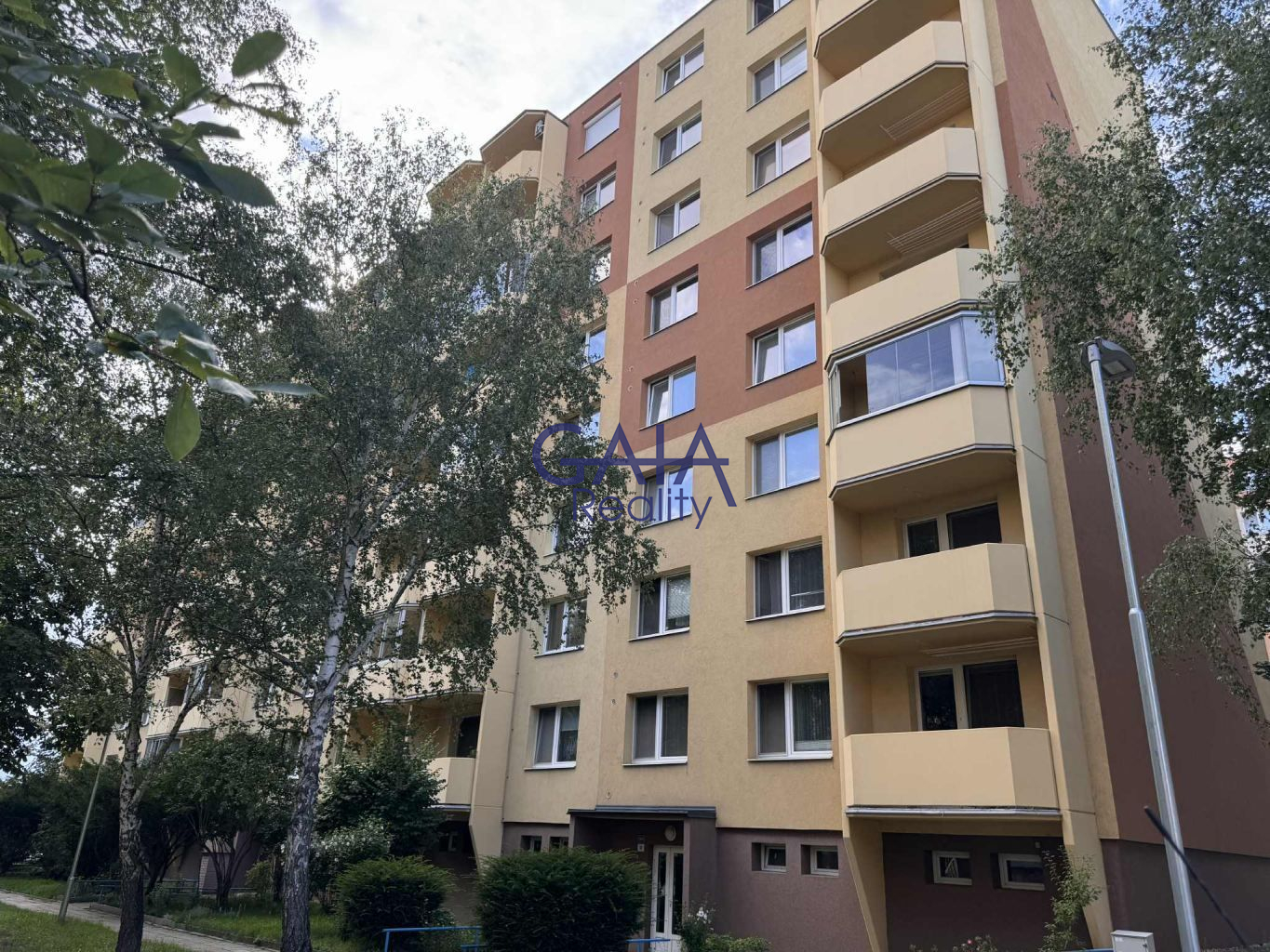 Pronájem hezkého bytu 1+1 v klidné lokalitě - titulní obrázek--