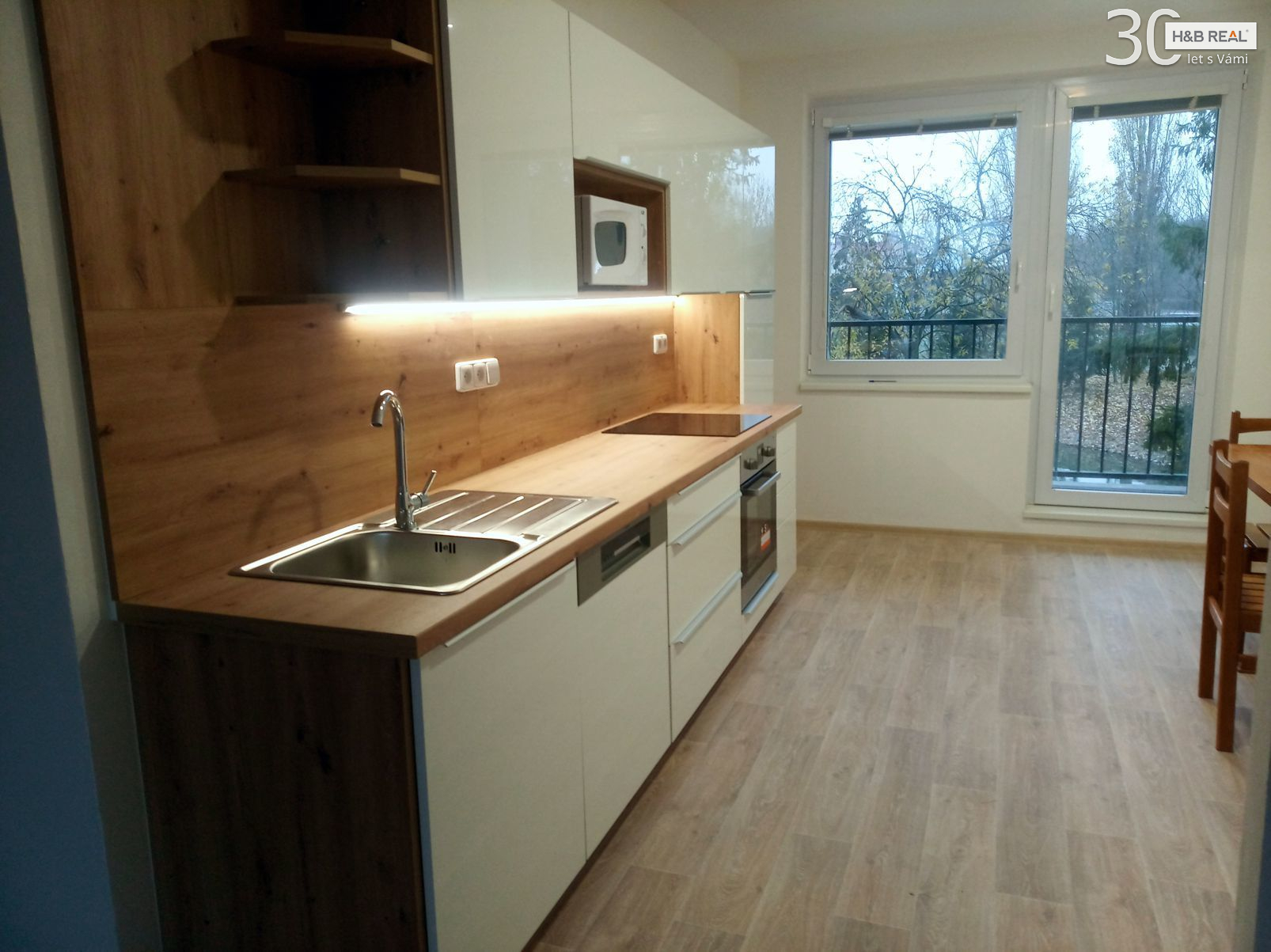 Pronájem rekonstruovaného bytu 3+kk s lodžií (Hranice, 76m2) - titulní obrázek--