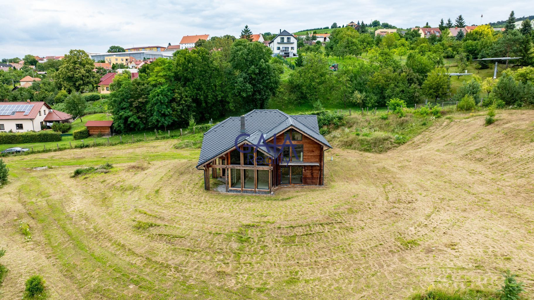 Výjimečný srub z modřínového dřeva na rozlehlém pozemku - obrázek č.25