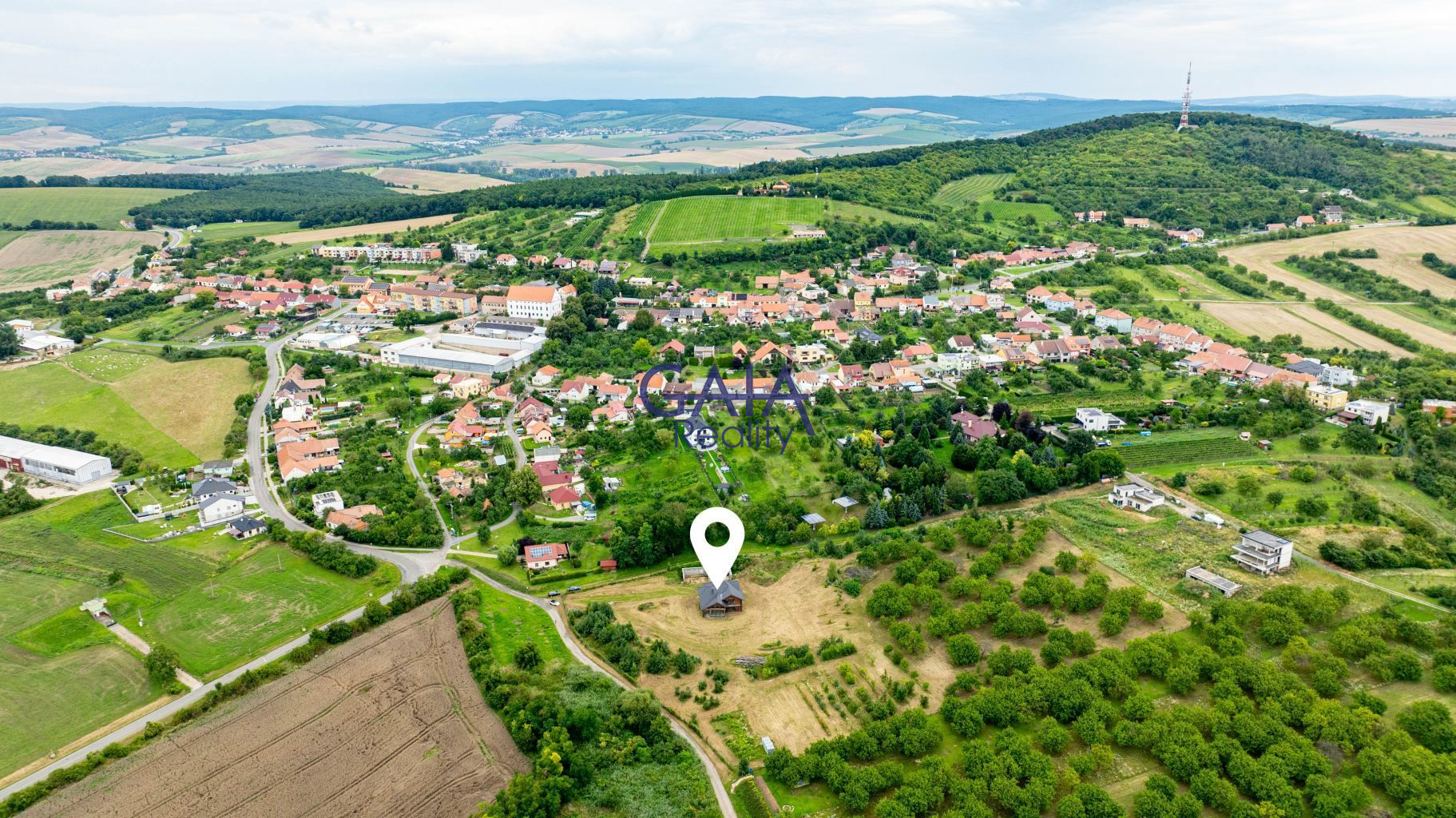 Výjimečný srub z modřínového dřeva na rozlehlém pozemku - obrázek č.26