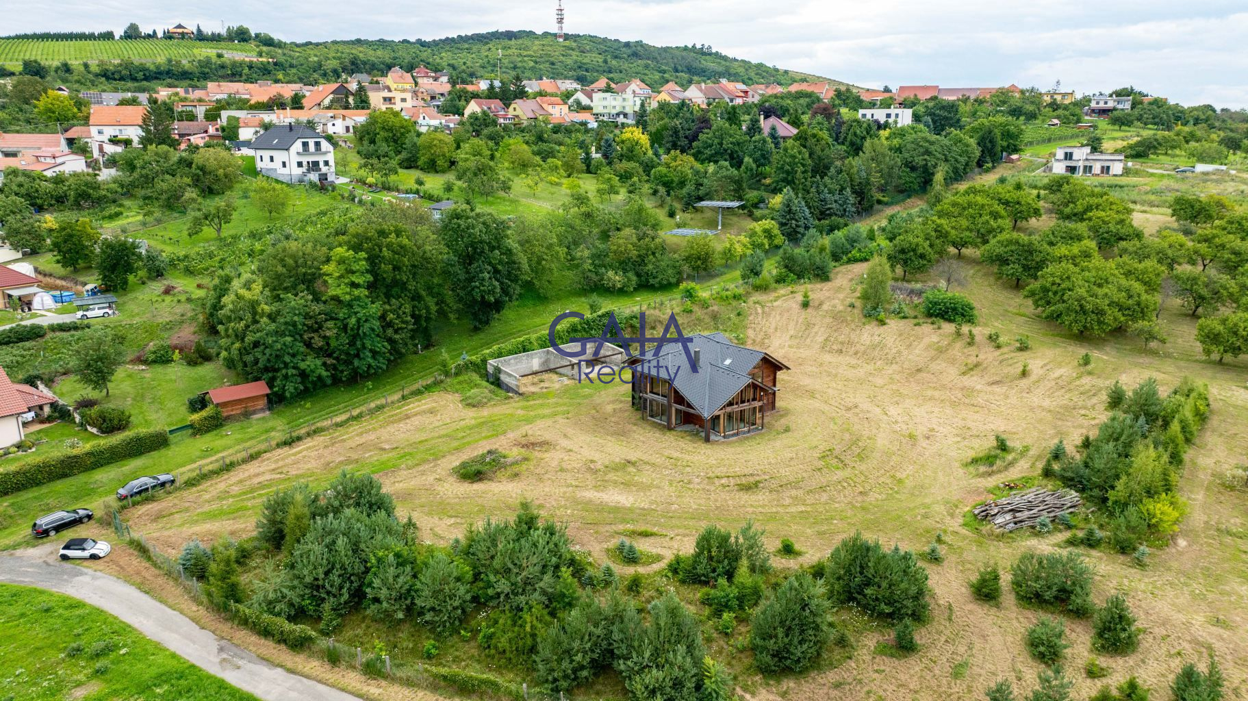 Výjimečný srub z modřínového dřeva na rozlehlém pozemku - obrázek č.29