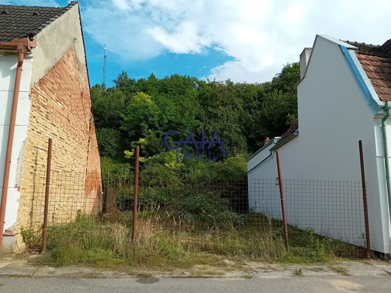 Prodej stavebního pozemku 505 m² Lovčice - titulní obrázek--