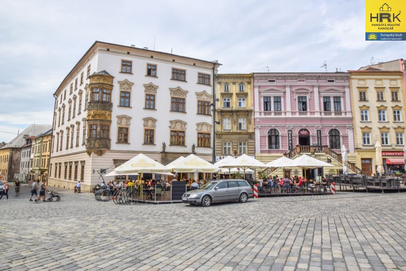 Pronájem atraktivního bytu 3+1 v historickém centru Olomouce, Dolní náměstí - titulní obrázek--