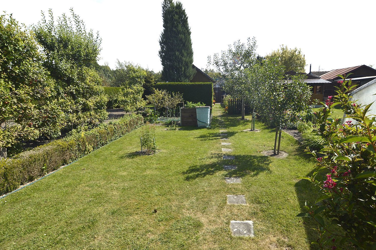 Udržovaná zahrada se zahradním domkem v Týništi nad Orlicí - titulní obrázek--