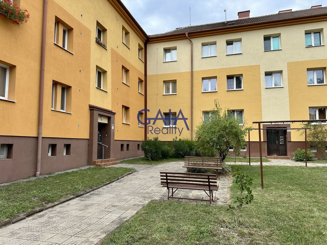 Prodej prostorného bytu 2+1 v Hodoníně - titulní obrázek--