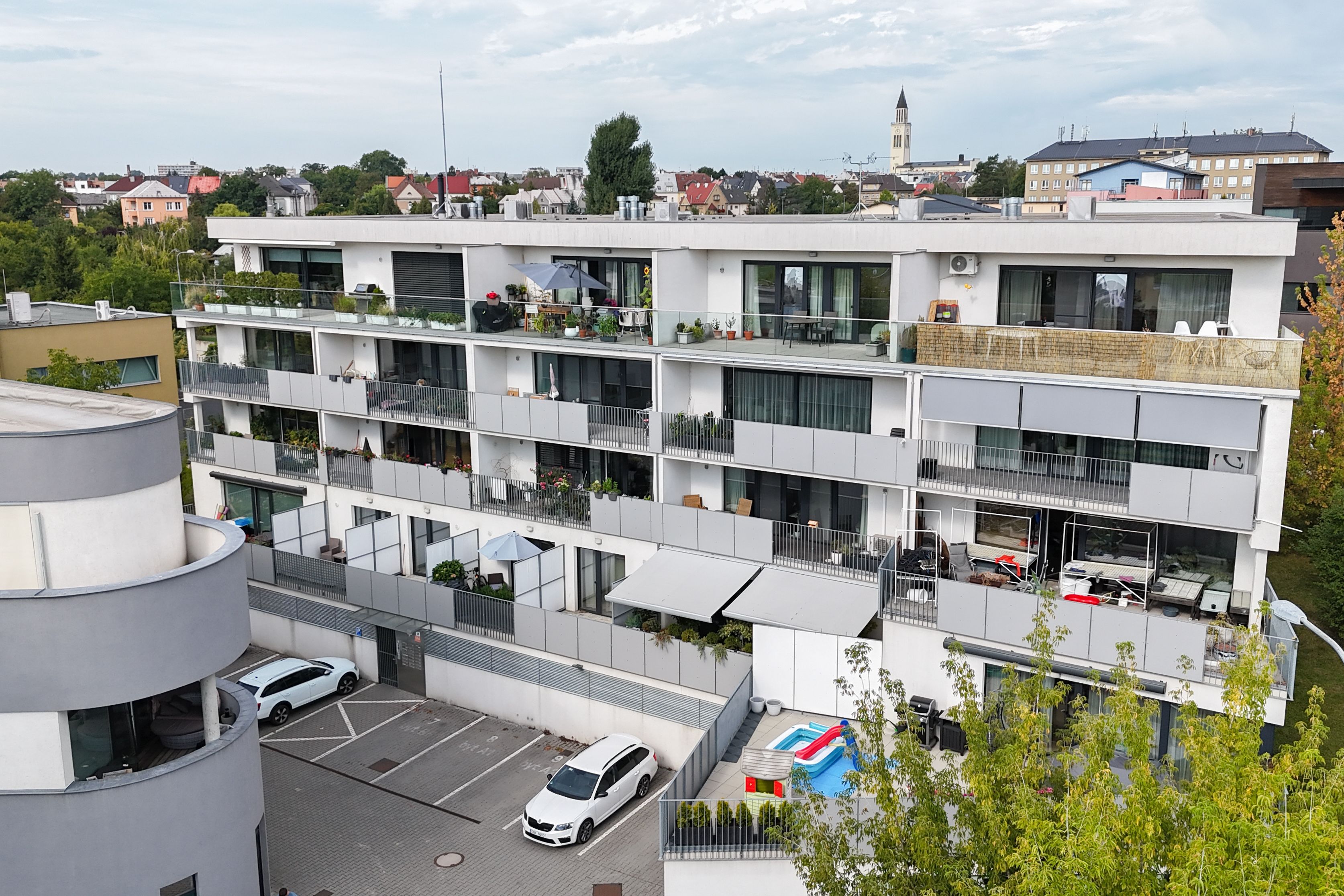 Pronájem 2+kk s balkonem a parkováním, ul. Wellnerova - obrázek č.2