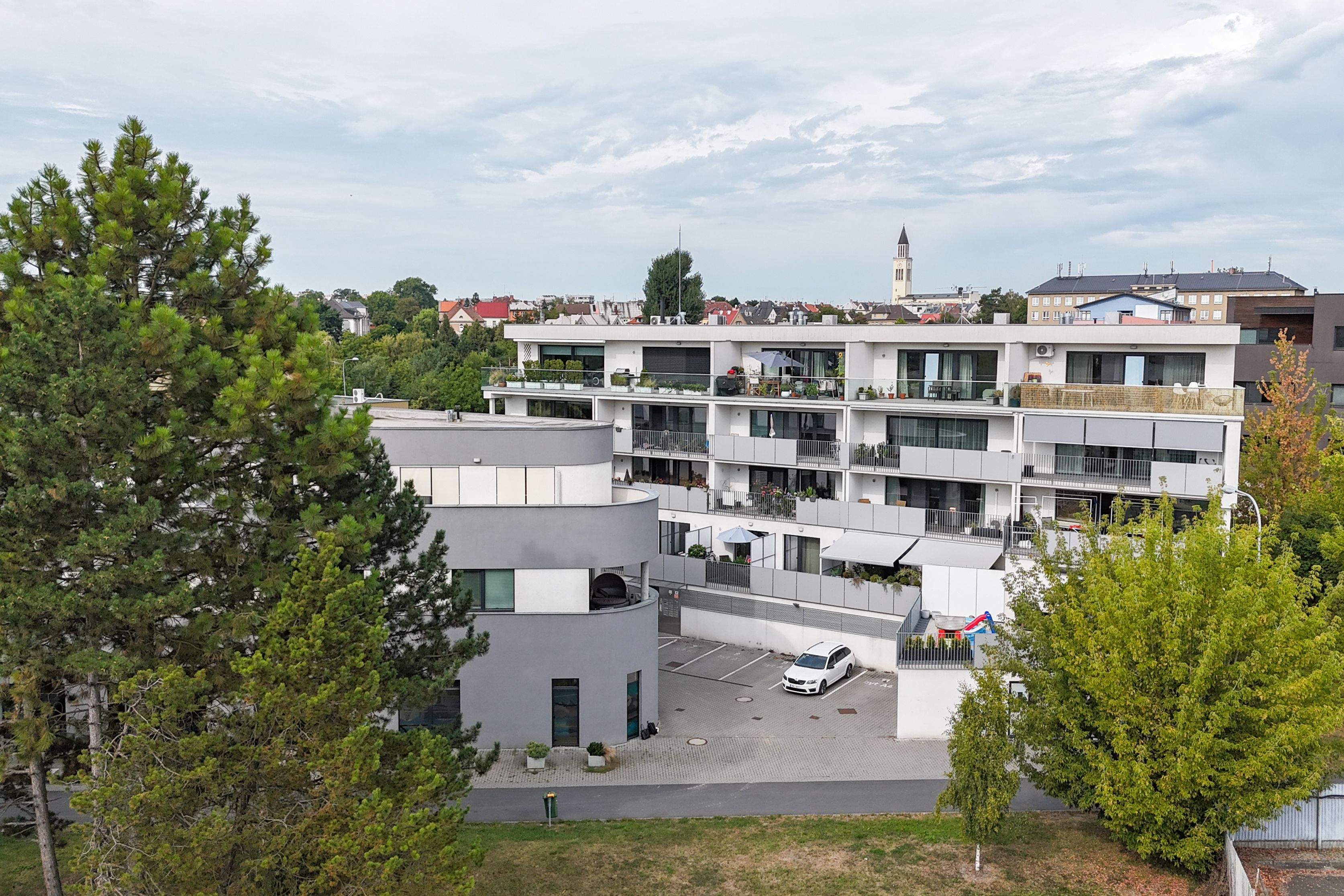 Pronájem 2+kk s balkonem a parkováním, ul. Wellnerova - obrázek č.16