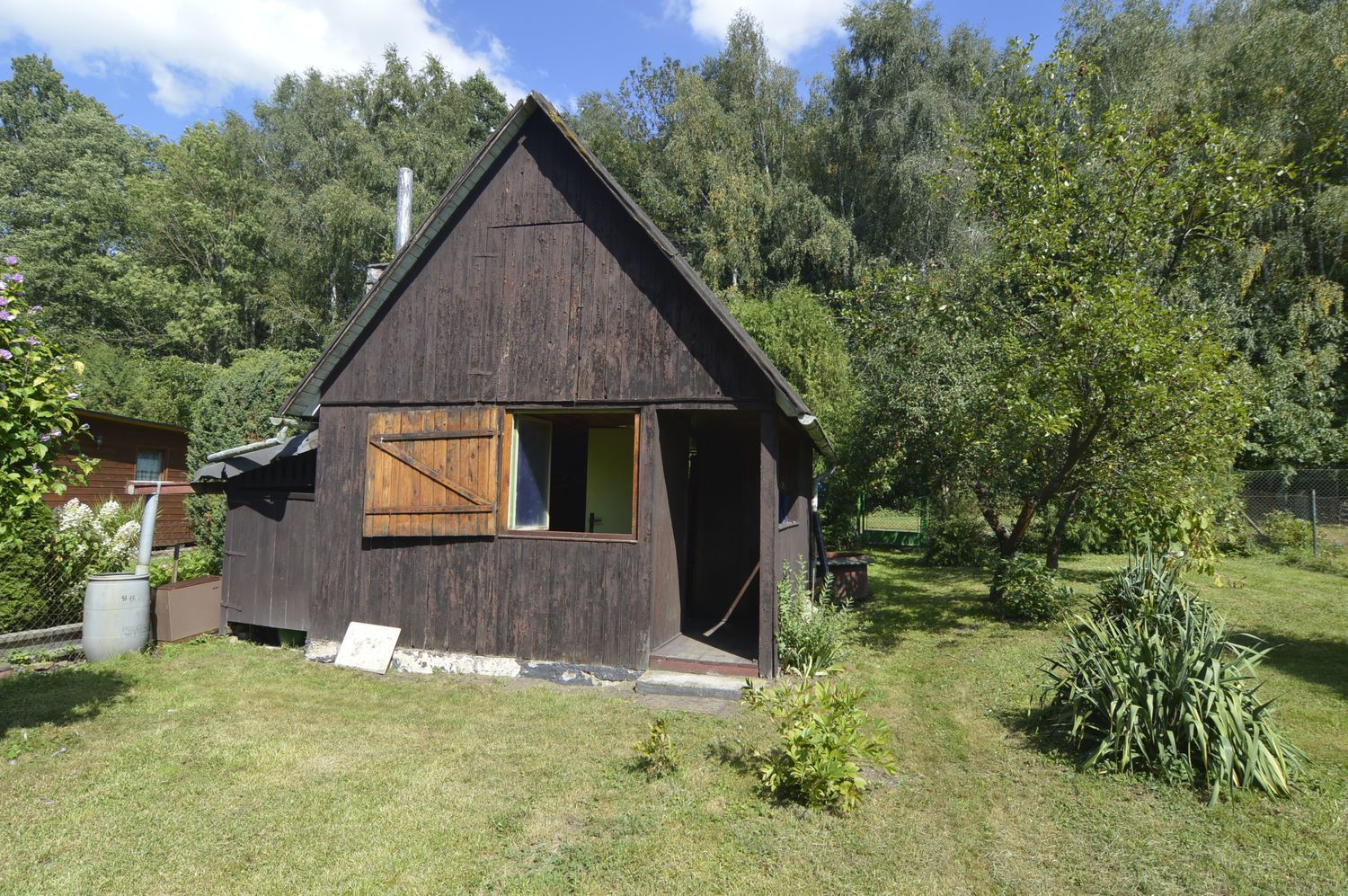 Zahrada u lesa se zahradním domkem v Týništi nad Orlicí. - titulní obrázek--