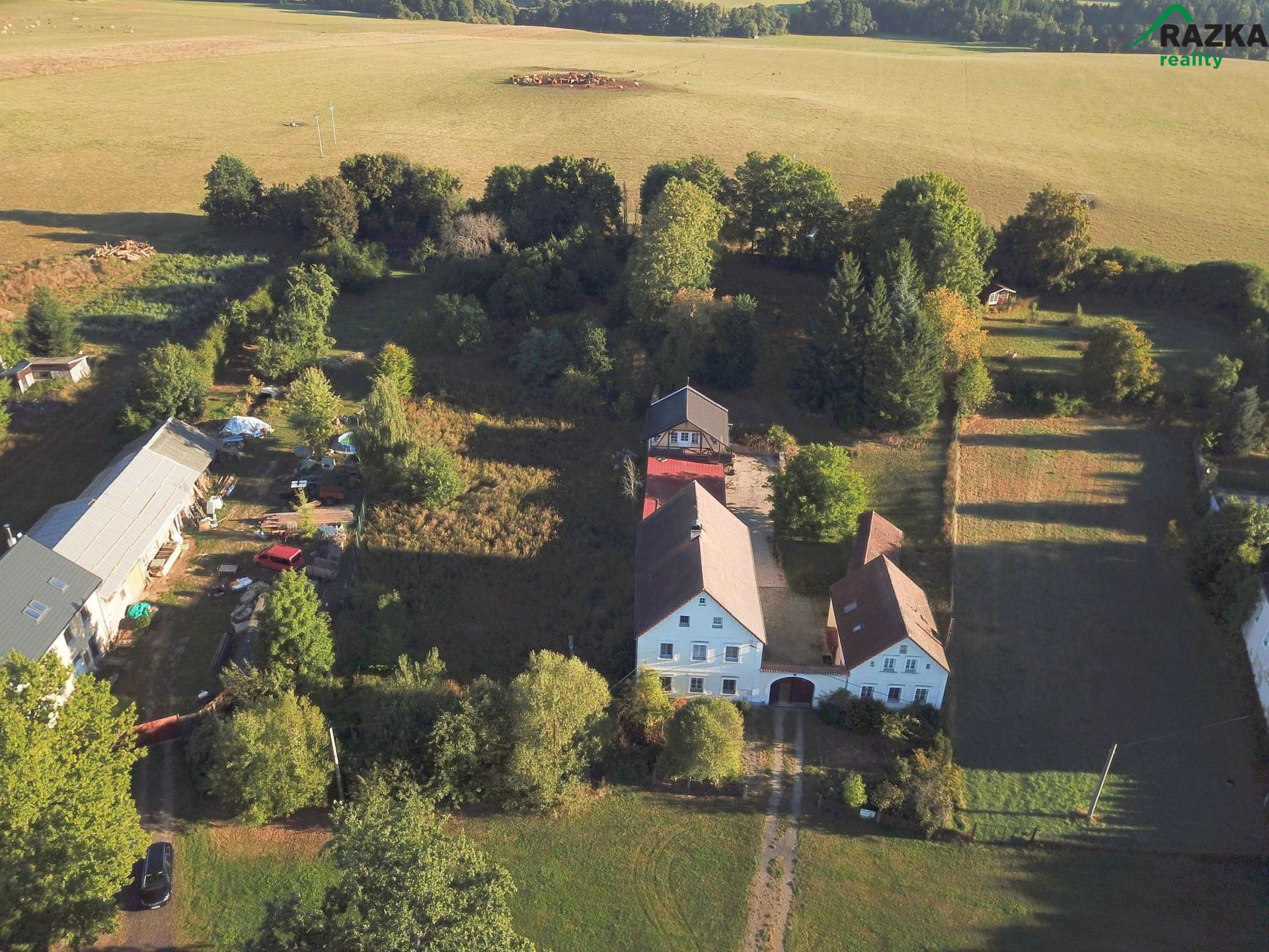 Prodej usedlosti s rozlehlými pozemky v obci Dolní Jadruž - obrázek č.2